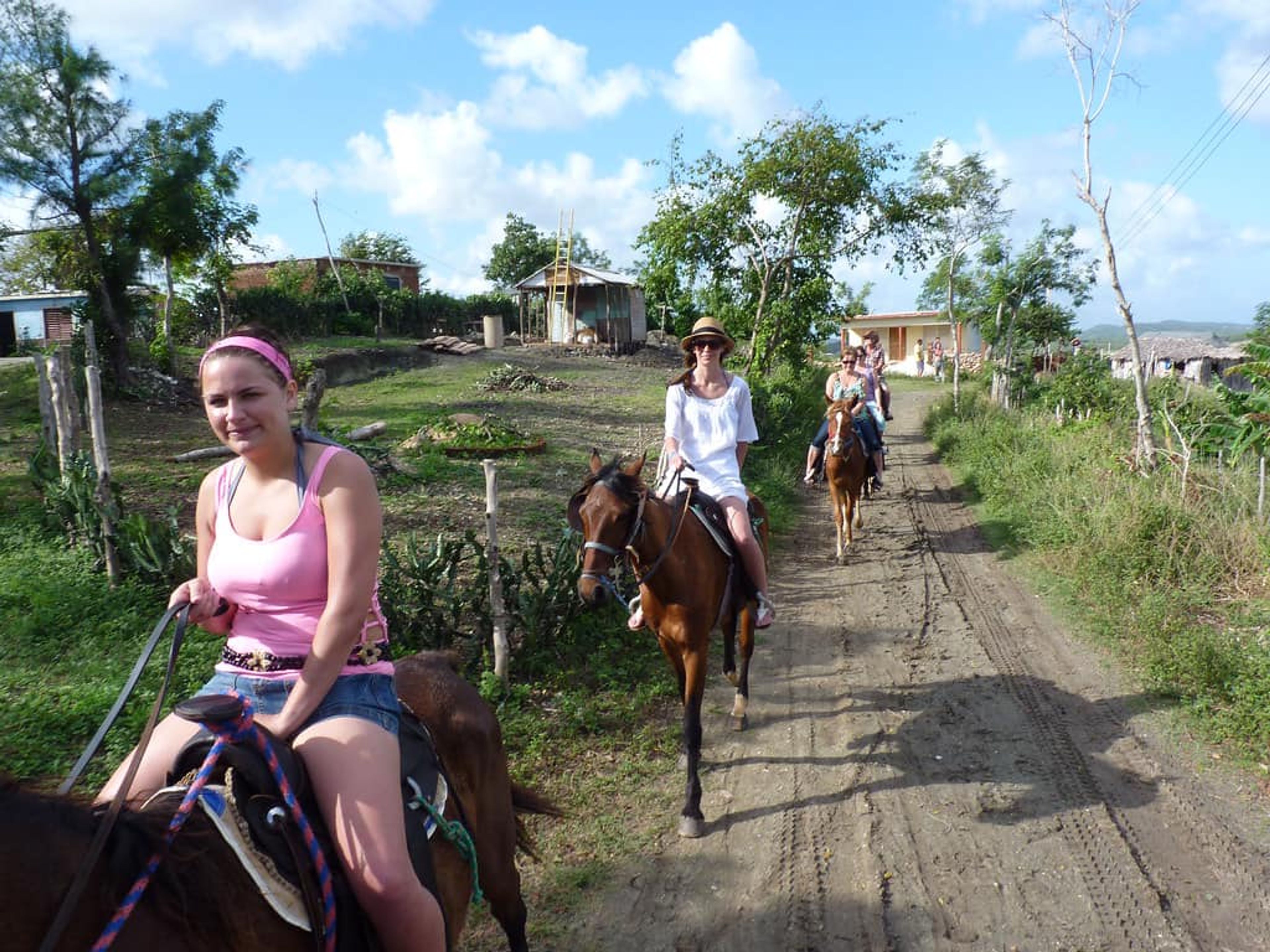 Jeep Safari "ALCALÁ, TOUR AUFS LAND“. The community of Alcala, Ramón de Antillas, Holguín, Cuba.