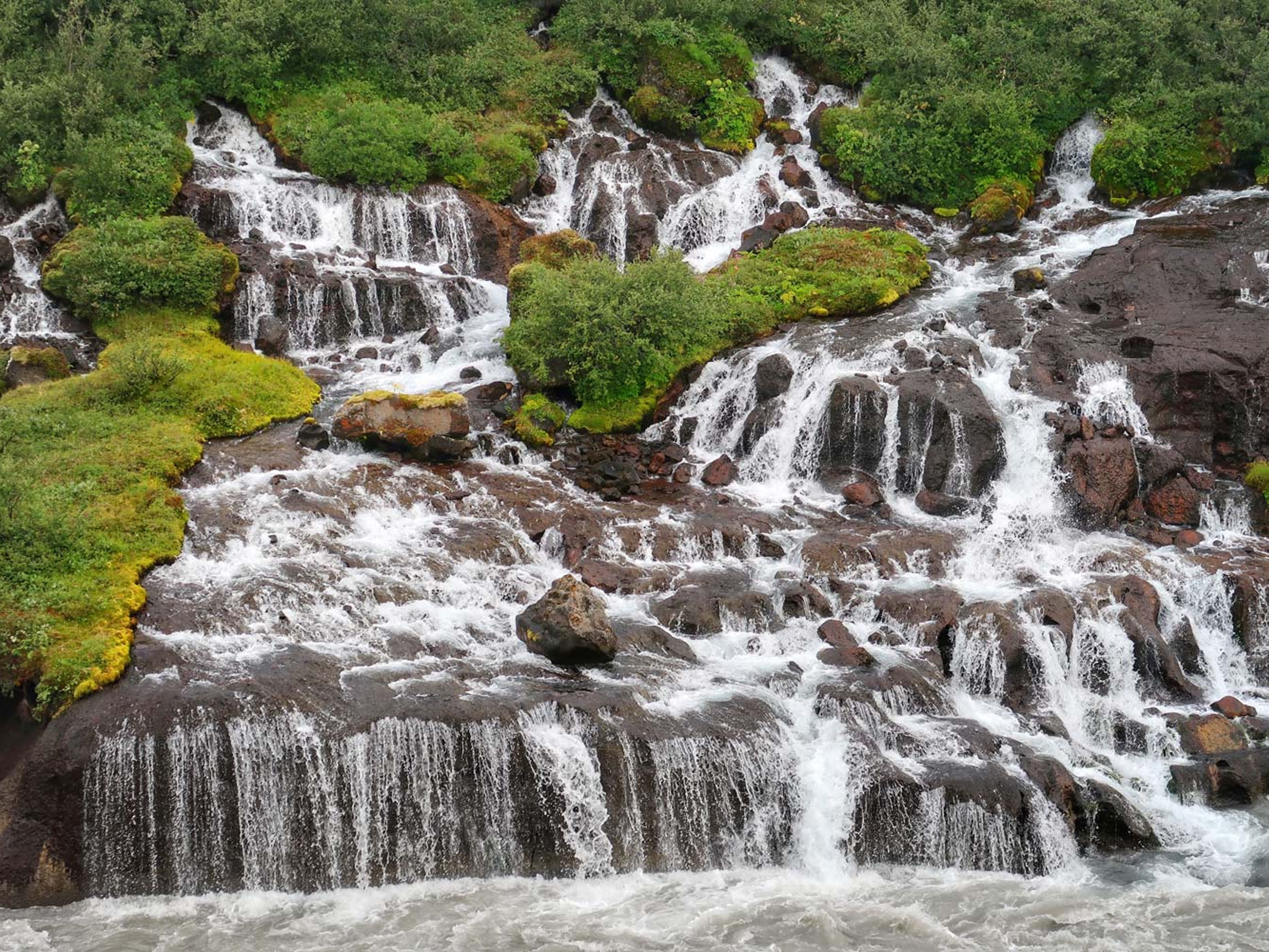 Excursão Privada "CÍRCULO DE PRATA". Hraunfossar waterfall panoramic view, Iceland.