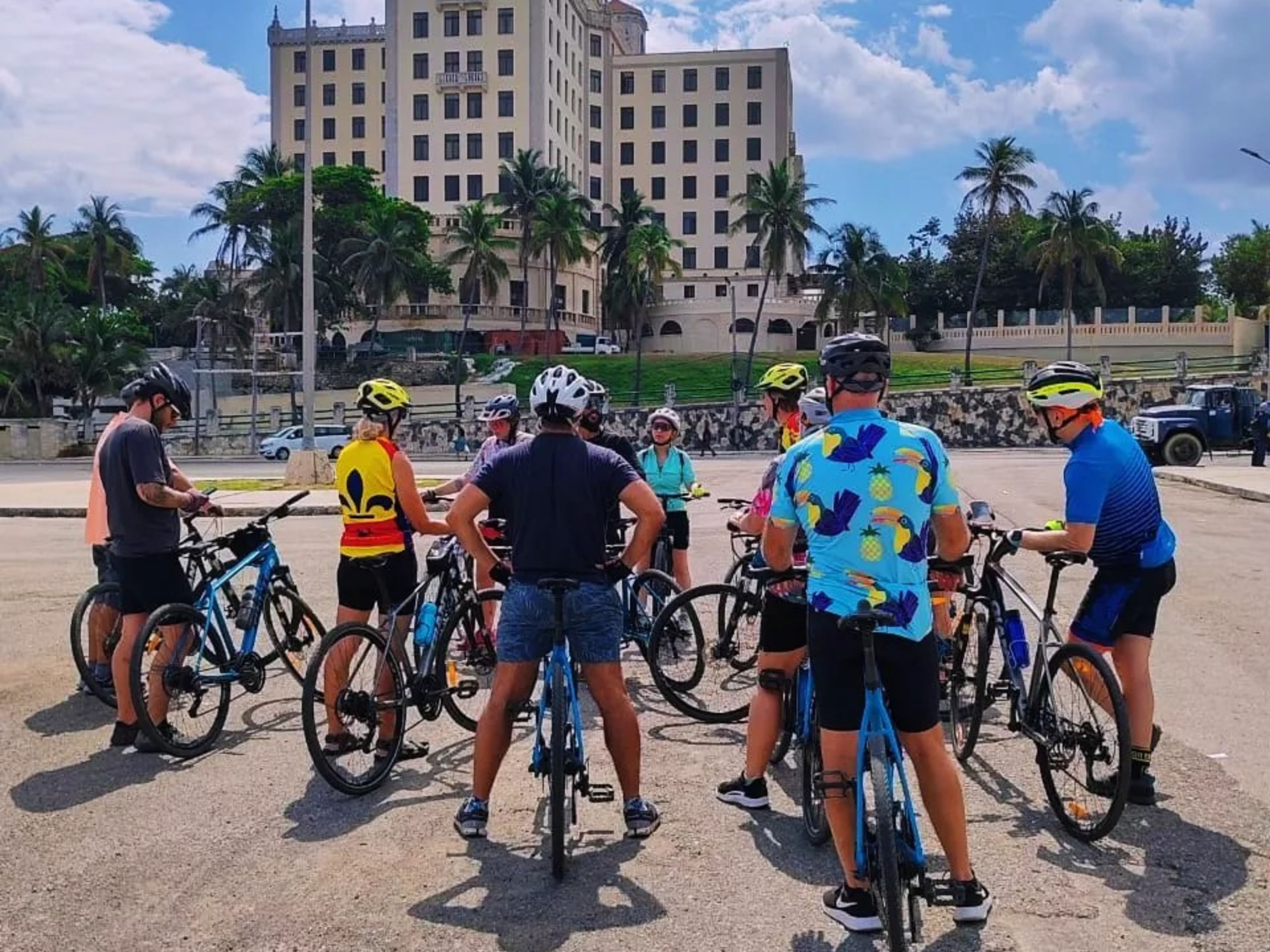 Tour in bici "VEDADO + COCO BLUE". "VEDADO + COCO BLUE" Bike Tour, Havana, Cuba.
