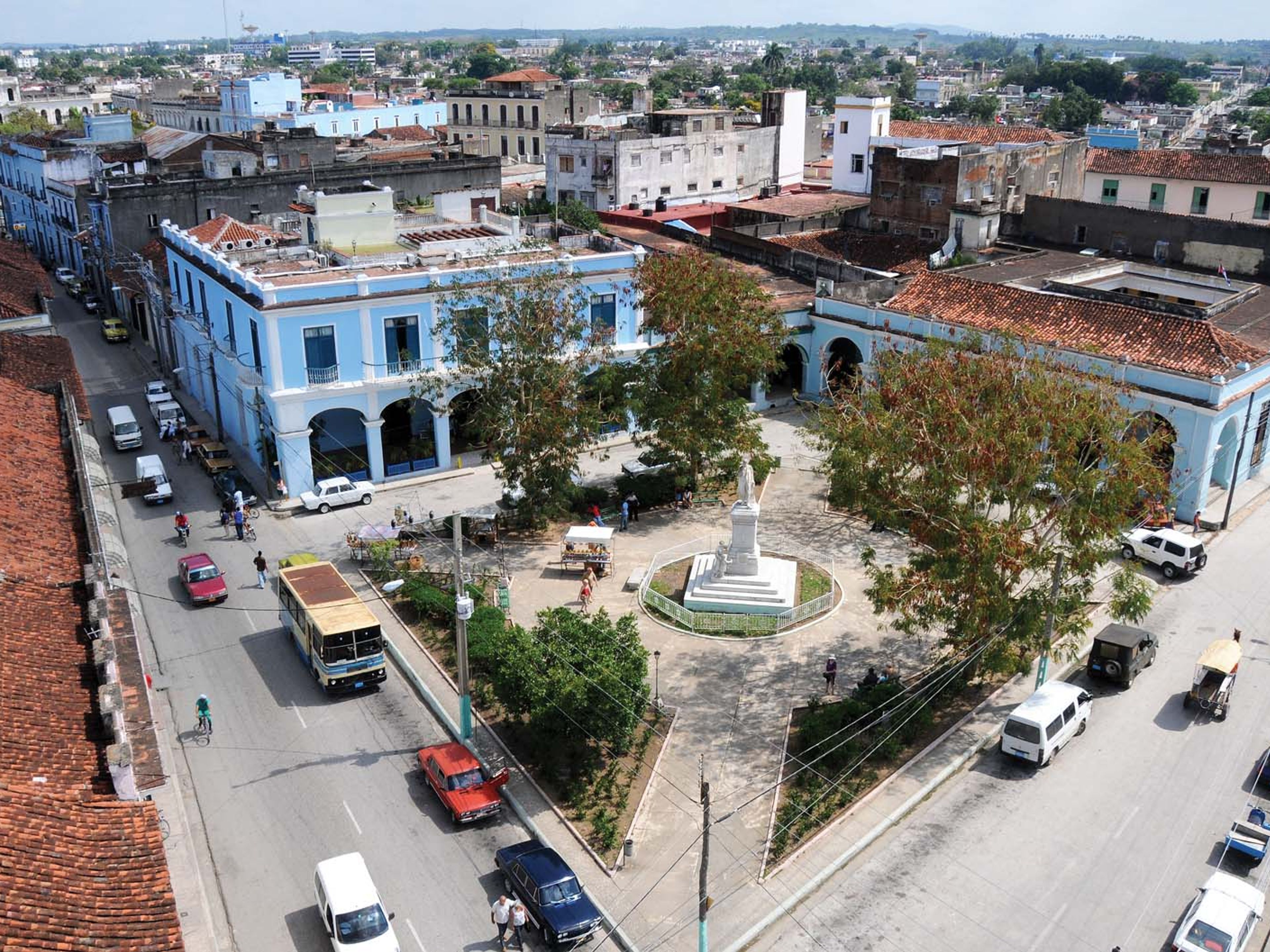 Excursão noturna “Santa Clara - Sancti Spiritus - Trinidad - Cienfuegos”. Sancti Spíritus city central park aereal view