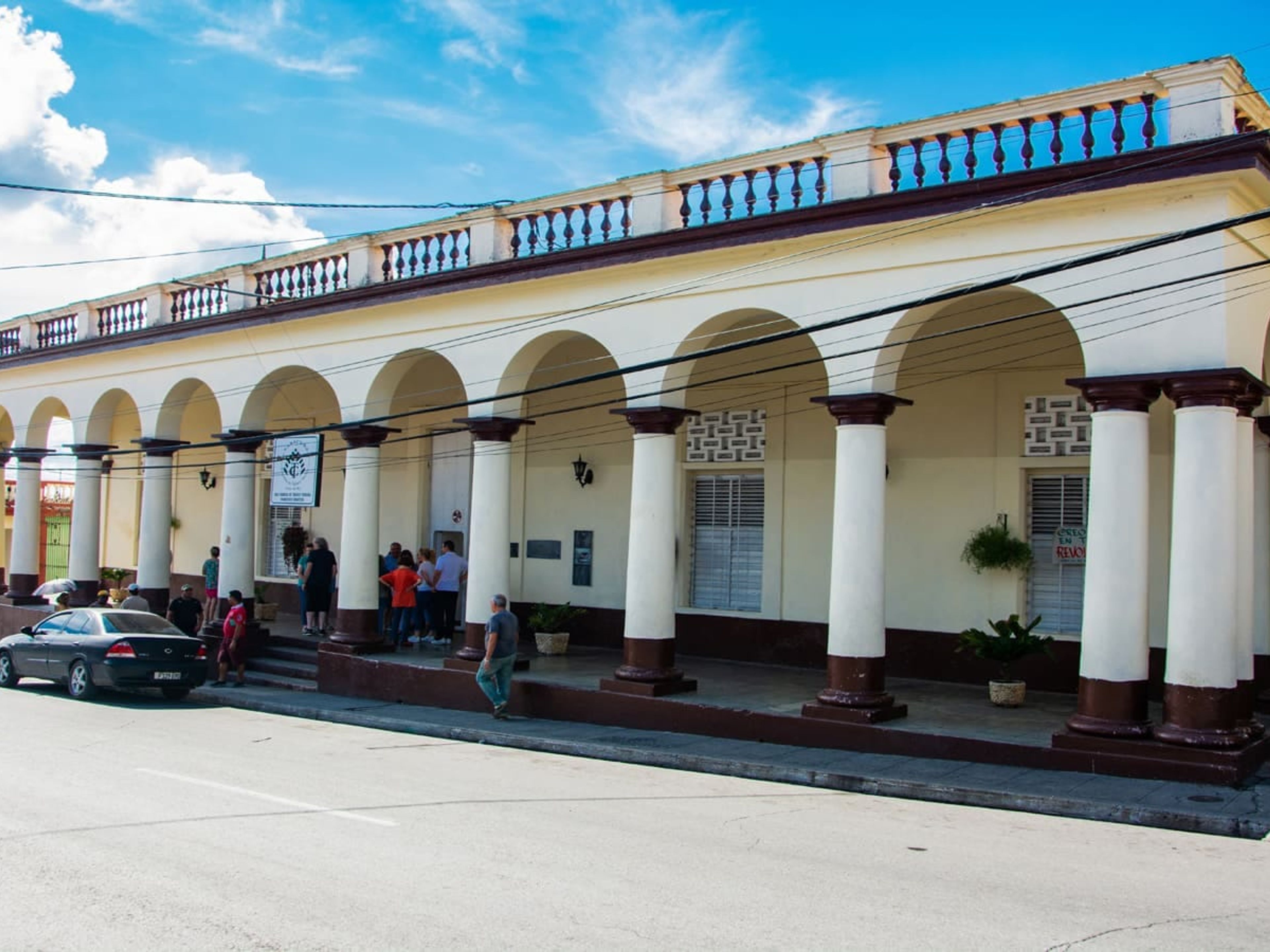“EL EXPRESO DE CUBA: ”VIÑALES / PINAR DEL RÍO / HAVANE” Services de transfert collectif. Pinar del Río city panoramic view, Cuba.