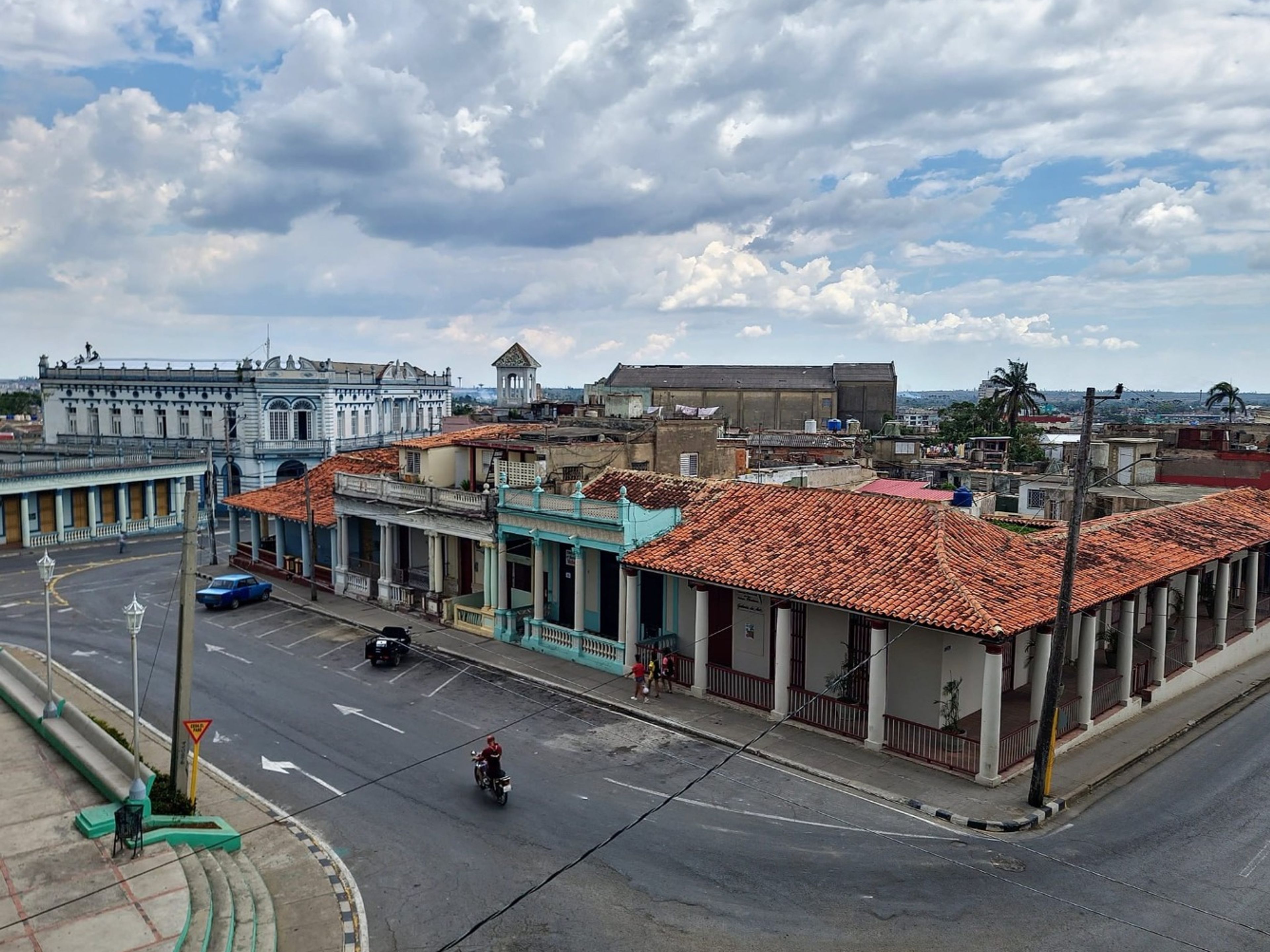 “EL EXPRESO DE CUBA: ”VIÑALES / PINAR DEL RÍO / HAVANE” Services de transfert collectif. Pinar del Río city panoramic view, Cuba.