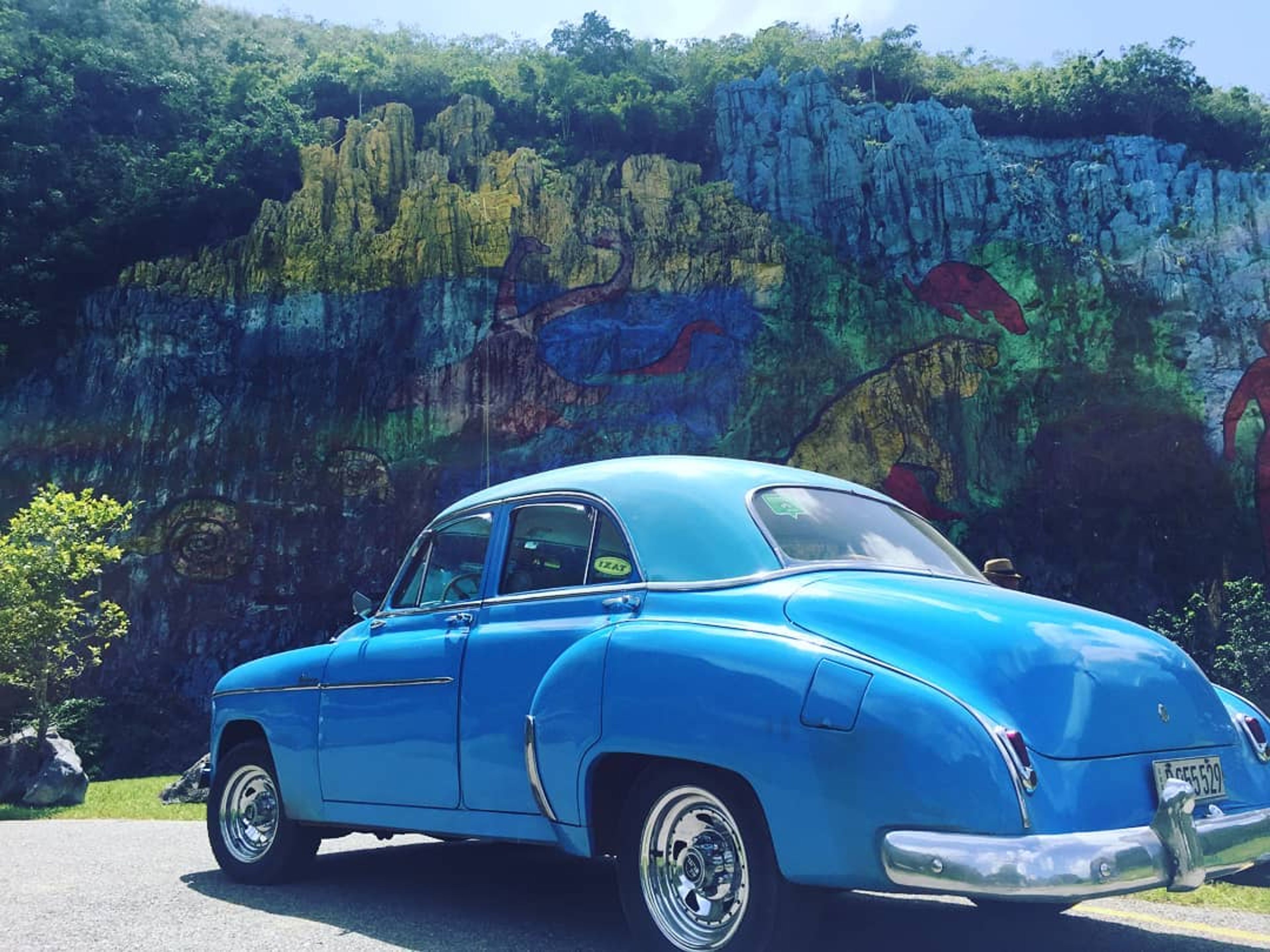 Tour “GIRO COLLETTIVO DA L'AVANA A VIÑALES IN AUTO AMERICANE CLASSICHE” (2 Giorni / 1 Notte). “COLLECTIVE RIDE FROM HAVANA TO VIÑALES IN CLASSIC AMERICAN CARS” Tour (2 Days / 1 Night), Viñales, Pinar del Río, Cuba.