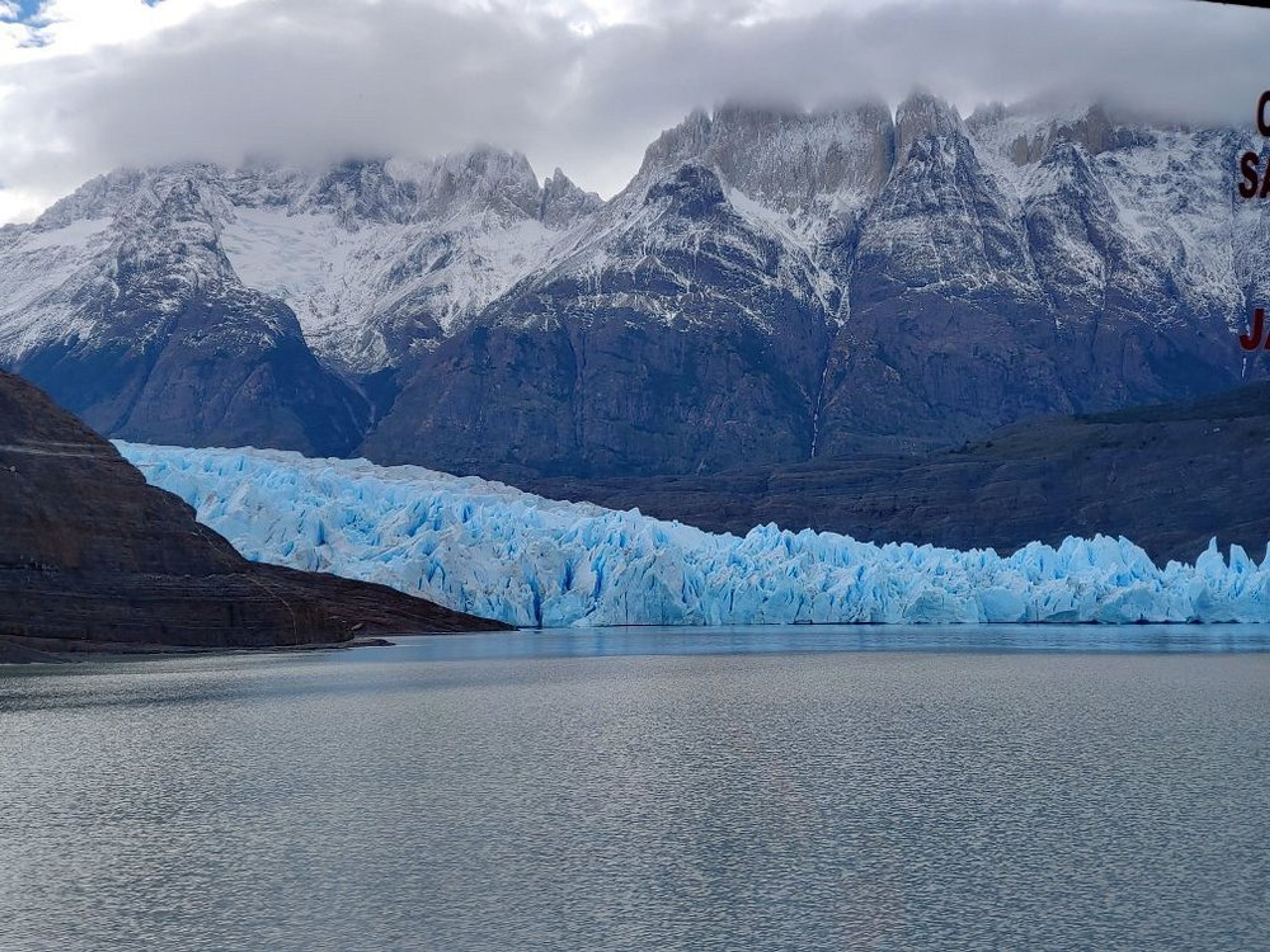 Tour "NAVIGAZIONE VERSO IL GHIACCIAIO GREY + TRASFERIMENTO". NAVIGATION TO GREY GLACIER Tour, Torres del Paine National Park, Chile.