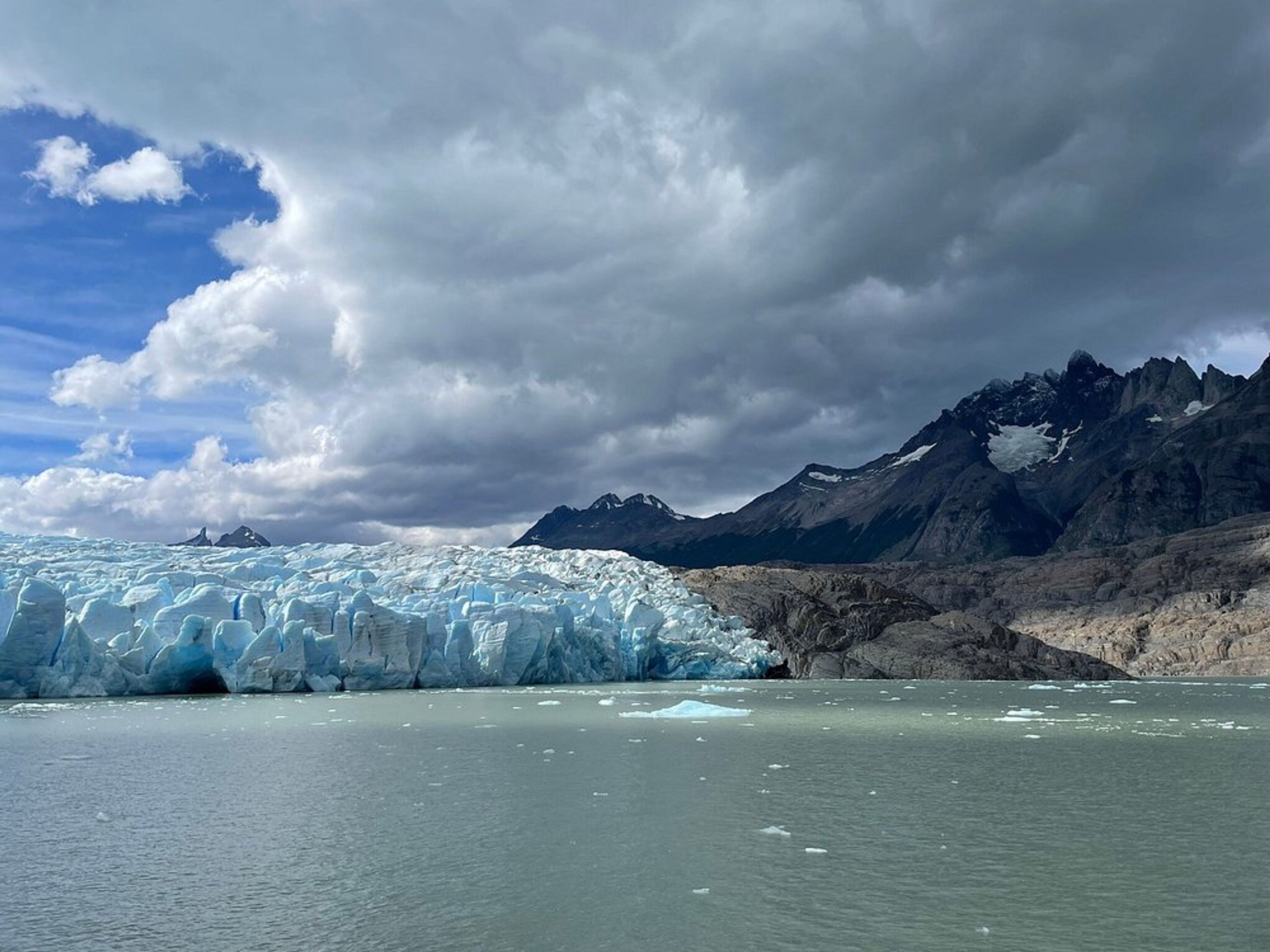 Tour "NAVIGAZIONE VERSO IL GHIACCIAIO GREY + TRASFERIMENTO". NAVIGATION TO GREY GLACIER Tour, Torres del Paine National Park, Chile.