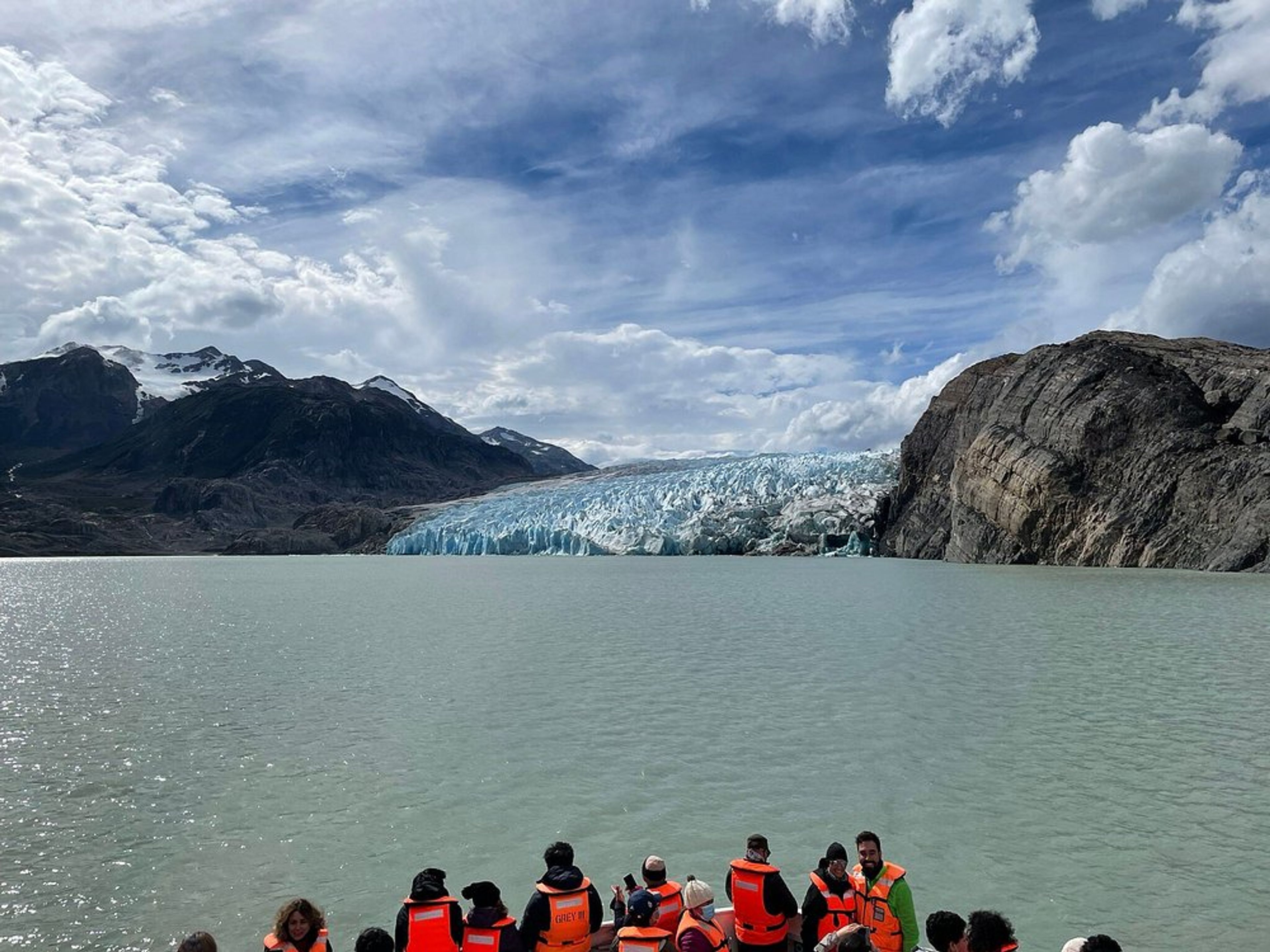 Tour "NAVIGAZIONE VERSO IL GHIACCIAIO GREY + TRASFERIMENTO". NAVIGATION TO GREY GLACIER Tour, Torres del Paine National Park, Chile.