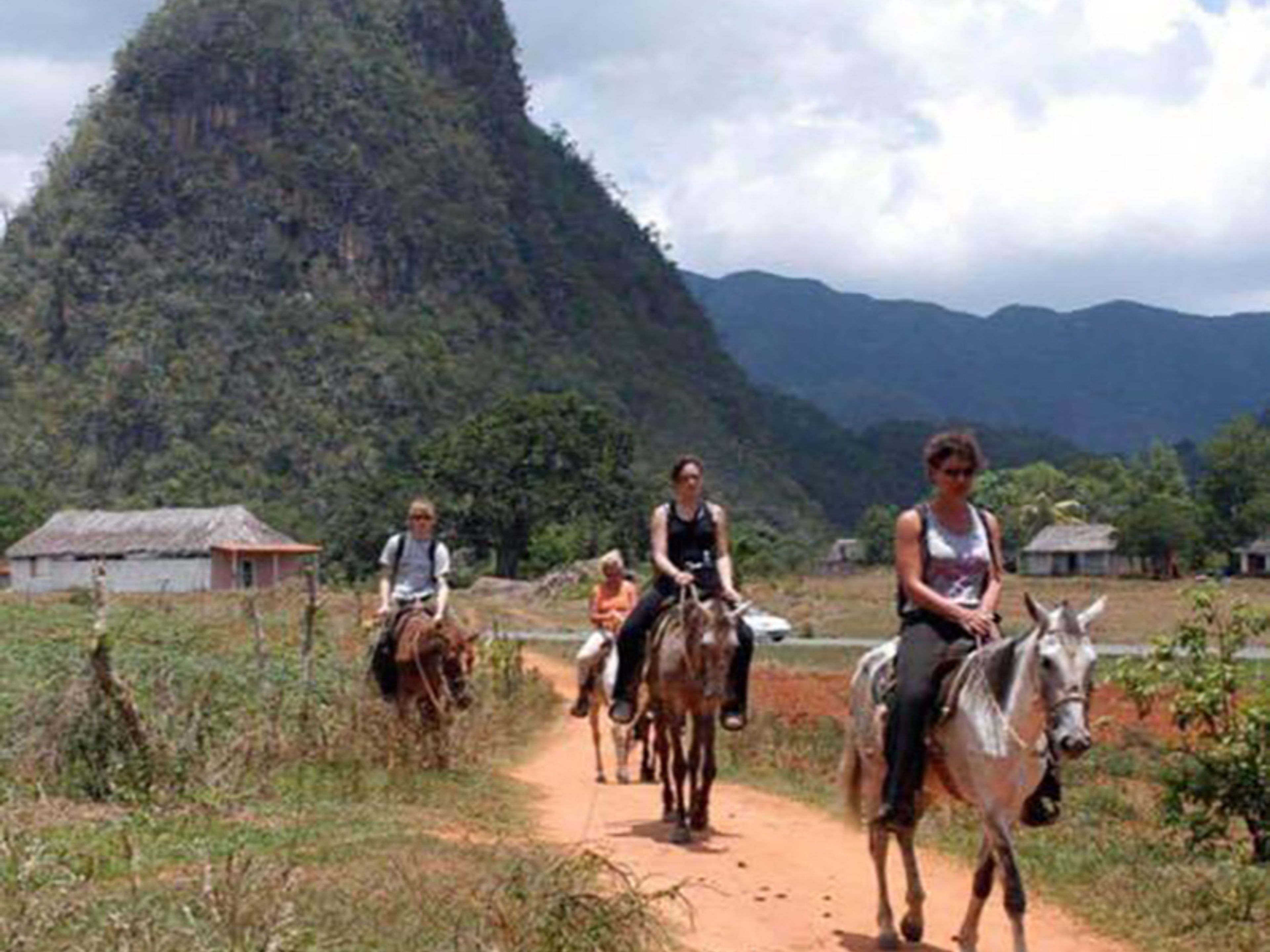 Tour "Avventura a cavallo attraverso la valle di Viñales". Viñales valley panoramic view, Pinar del Río, "Horseback Adventure through the Valley of Viñales" Tour