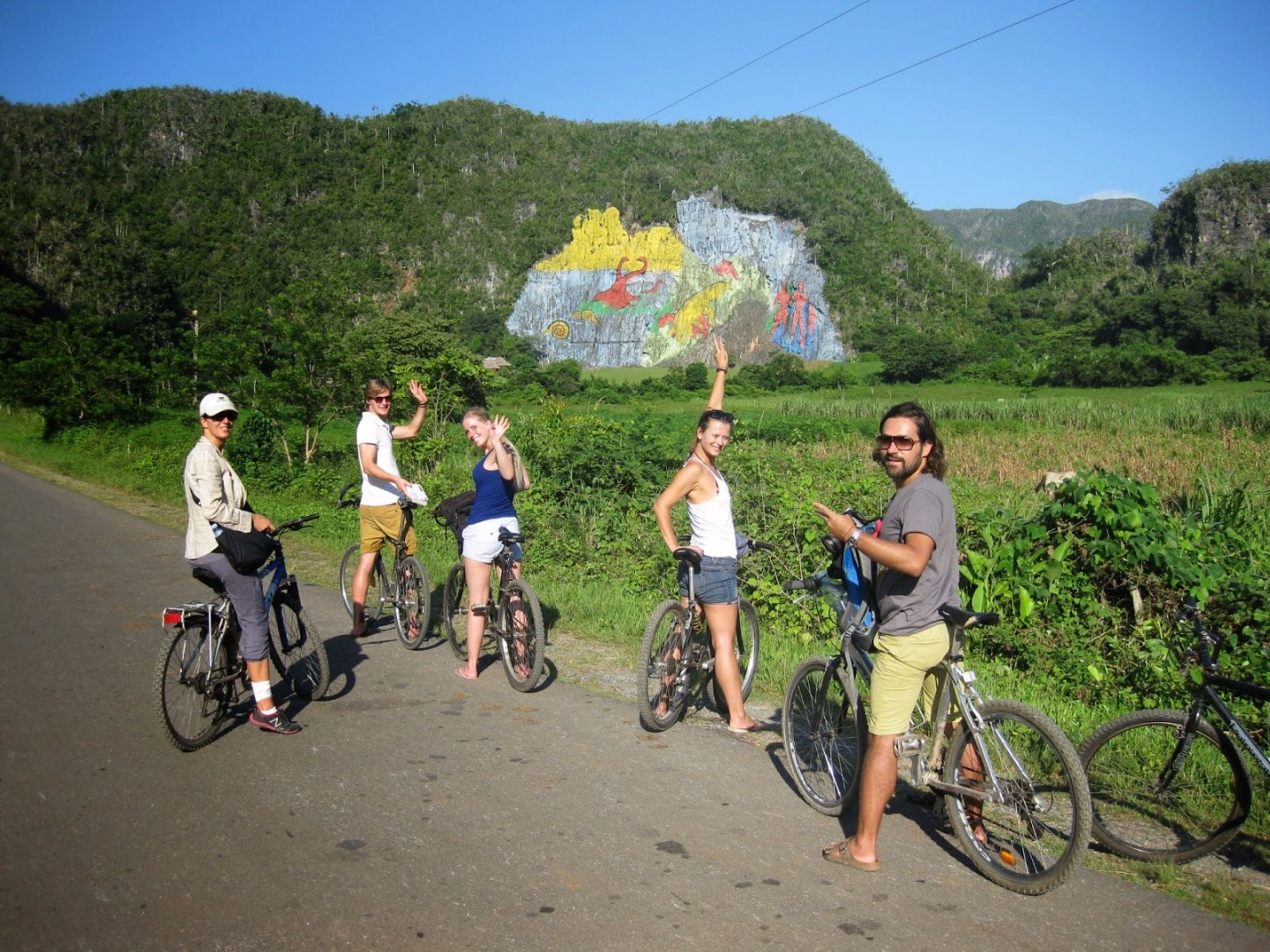 Tour "Ciclismo nei siti turistici di Viñales". Cycling the Viñales Tour, Viñales valley National Park, declared a Cultural Heritage Site by UNESCO, Pinar del Río