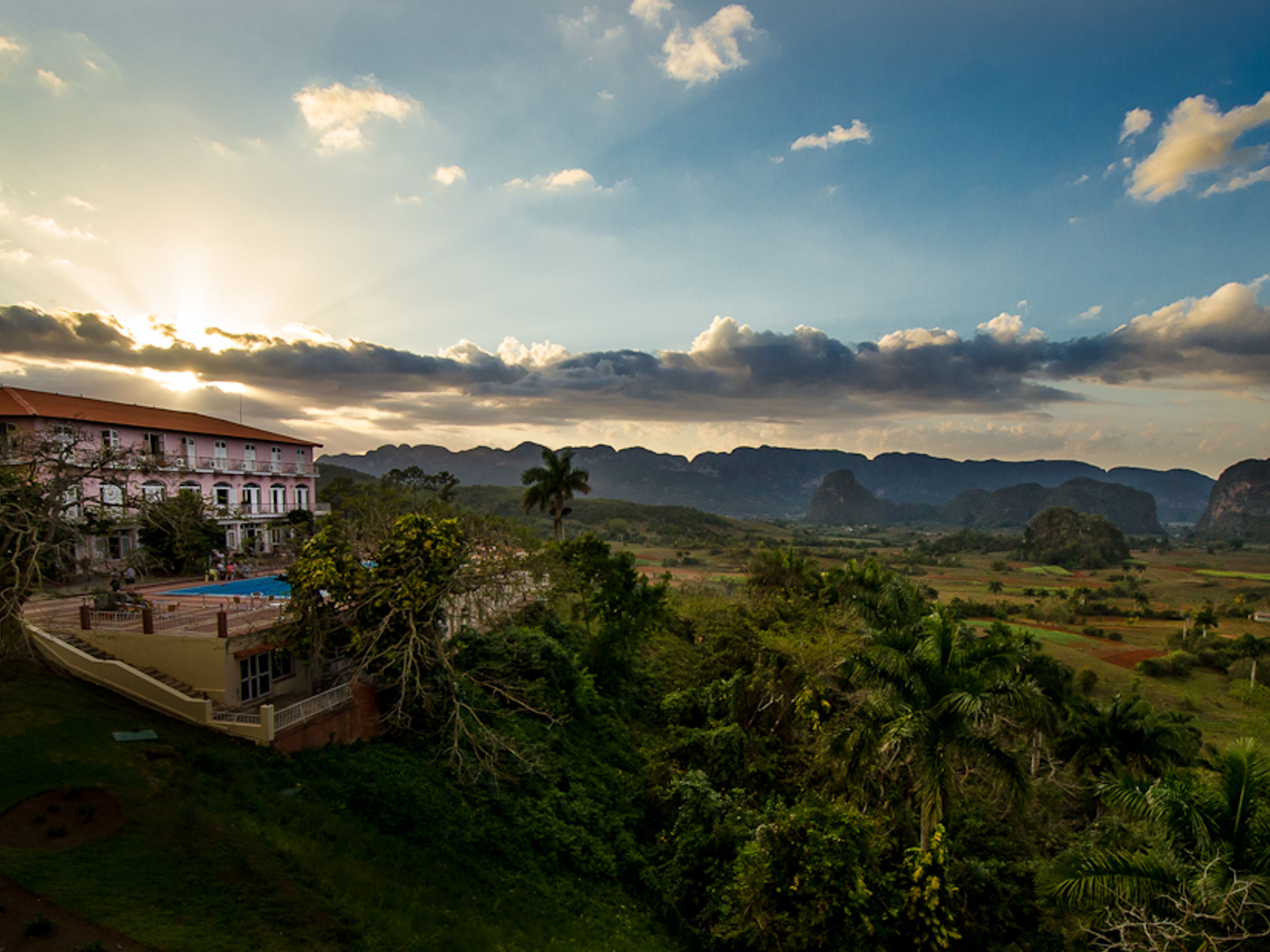 Tour "Ciclismo nei siti turistici di Viñales". Horizontes Los Jazmines hotel & Viñales valley National Park panoramic view, Pinar del Río