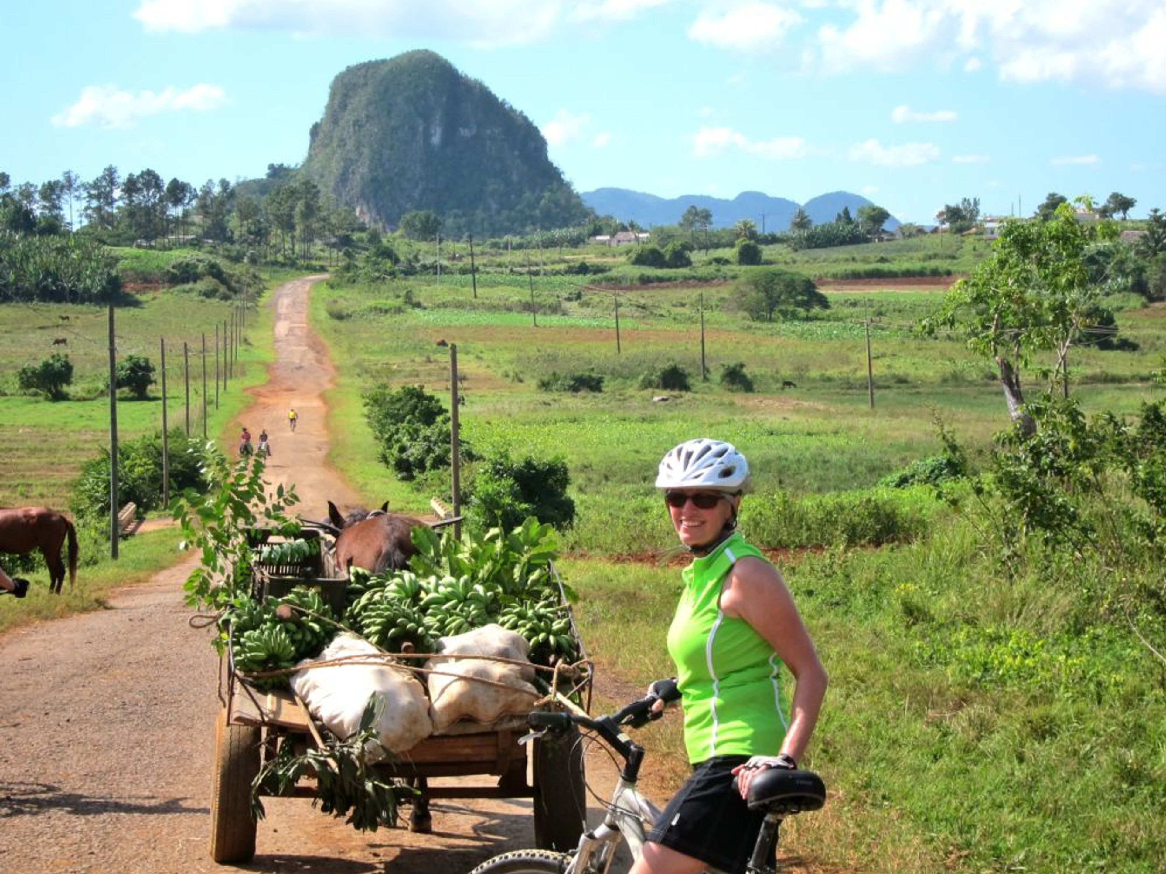 Tour "Ciclismo nei siti turistici di Viñales". Cycling the Viñales Tour, Viñales valley National Park, declared a Cultural Heritage Site by UNESCO, Pinar del Río