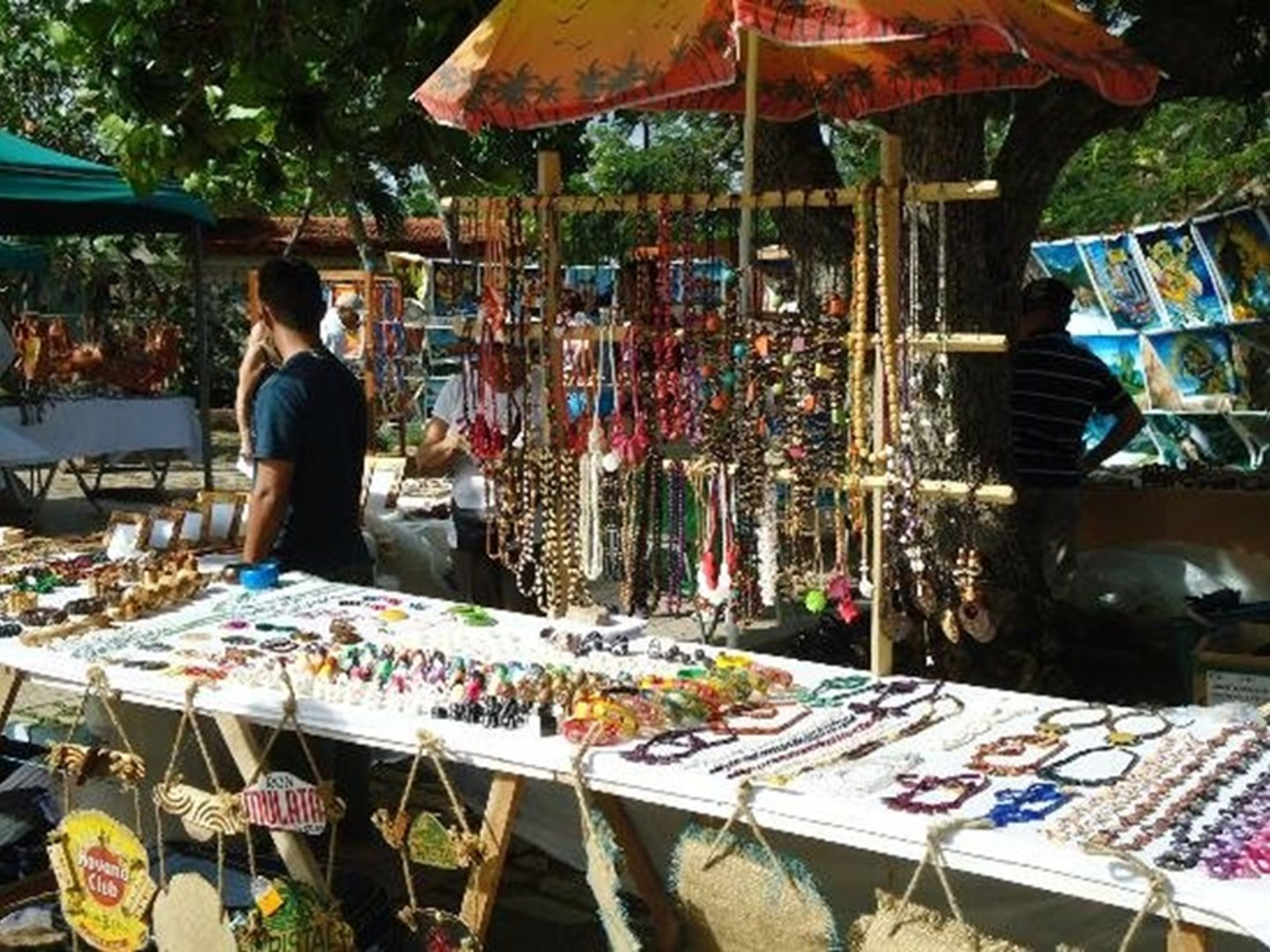 "LAND UND LEUTE" Tour. Guardalavaca craft market, Holguín, Cuba.