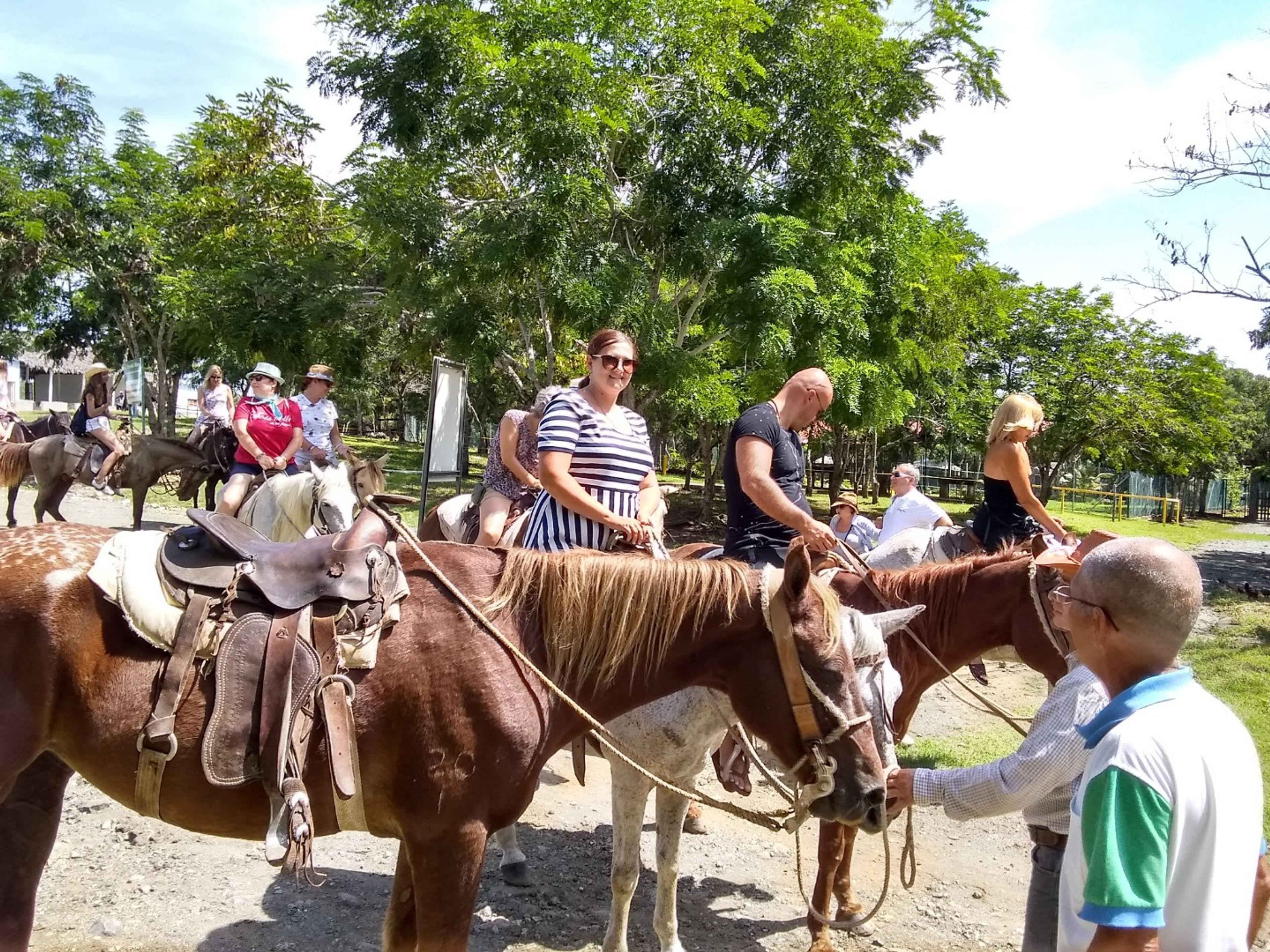 Tour "PASSEGGIATE A CAVALLO AL BIOPARCO DI ROCAZUL". Horseback Riding in the Rocazul Biopark, Holguin, Cuba.