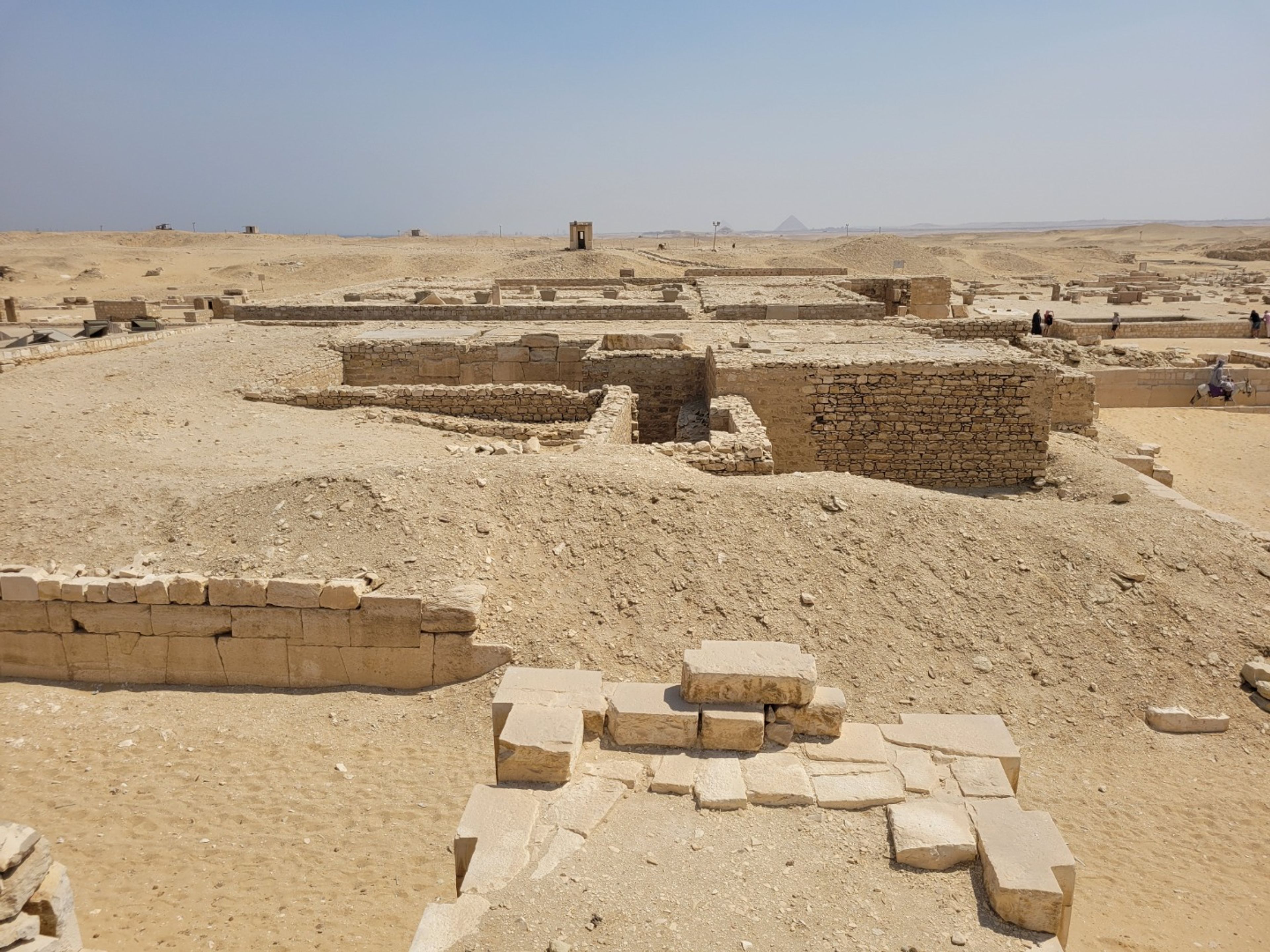 "GANZTÄGIGE TOUREN IN KAIRO (DER STUFENPYRAMIDENKOMPLEX VON DJOSER IN SAQQARA – MEMPHIS – PYRAMIDEN VON DAHSHUR)" Private Tour. The Eternal Necropolis of Ancient Egypt: Journey into the sacred sands of Saqqara, Egypt.