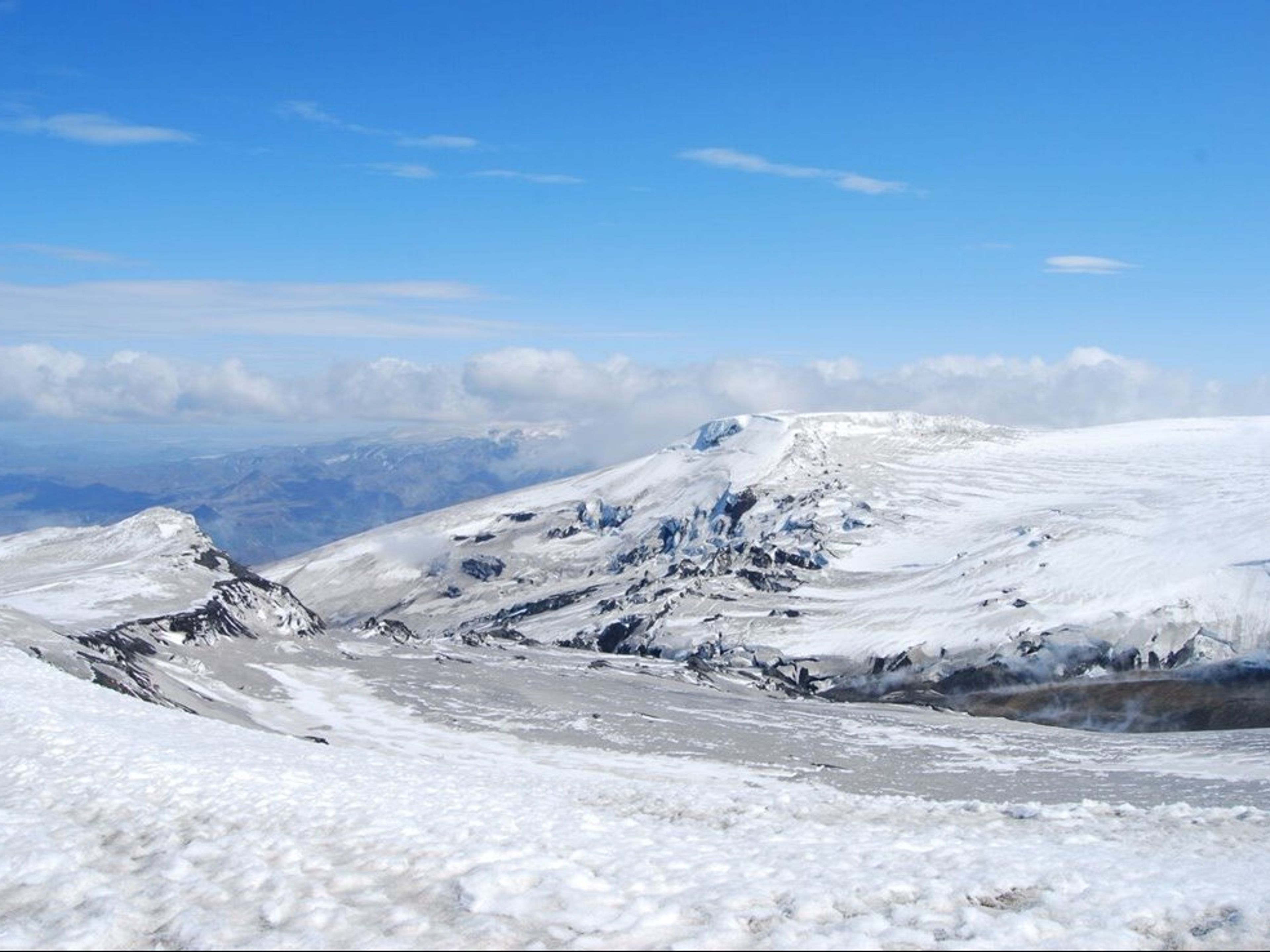 Excursión privada "RUTA DE DÍA COMPLETO POR EL SUR DE ISLANDIA + MOTONIEVE AL GLACIAR MÝRDALSJÓKULL". Eyjafjallajökull volcano panoramic view, Iceland.