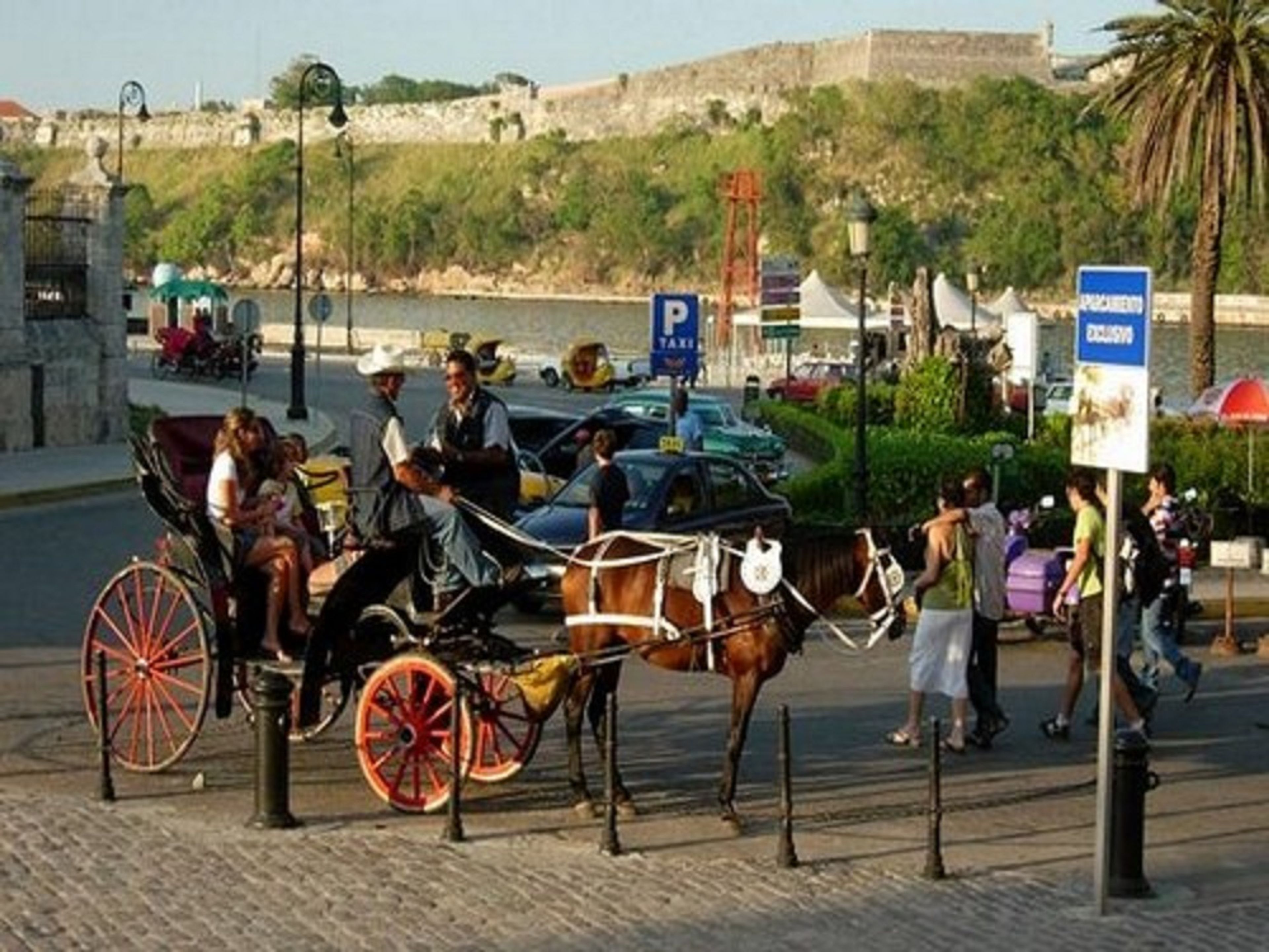 Excursión "RUTAS EN COCHES DE CABALLO POR LA HABANA". "HORSE CARRIAGE ROUTES IN HAVANA" Tour, Old Havana, Havana, Cuba.