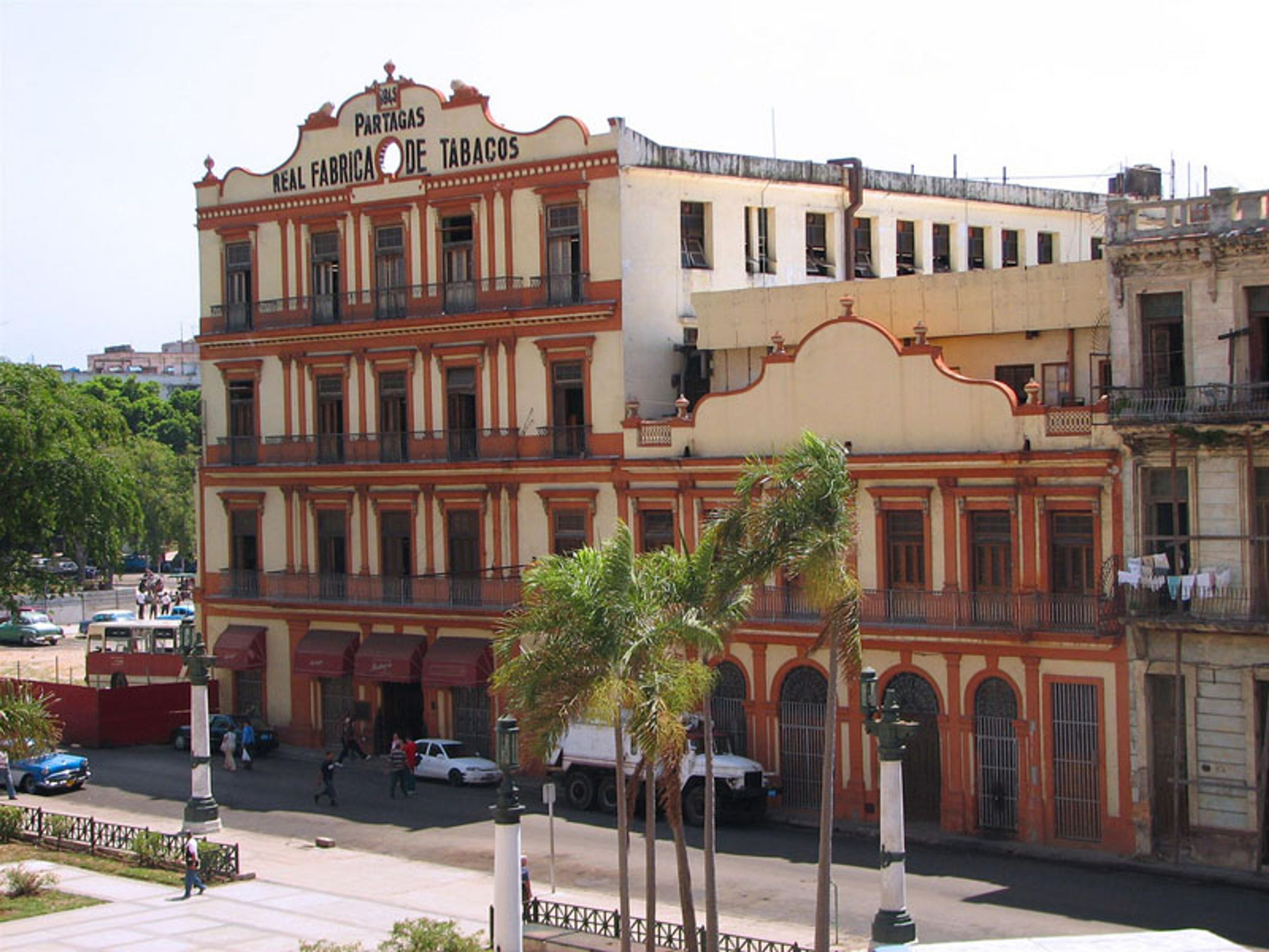 Excursão "CHARUTOS E RUM CUBANOS, UMA TRADIÇÃO DE EXCELÊNCIA E HISTÓRIA". Partagás Royal Cigar Factory of Havana panoramic view, Old Havana, La Habana, Cuba.