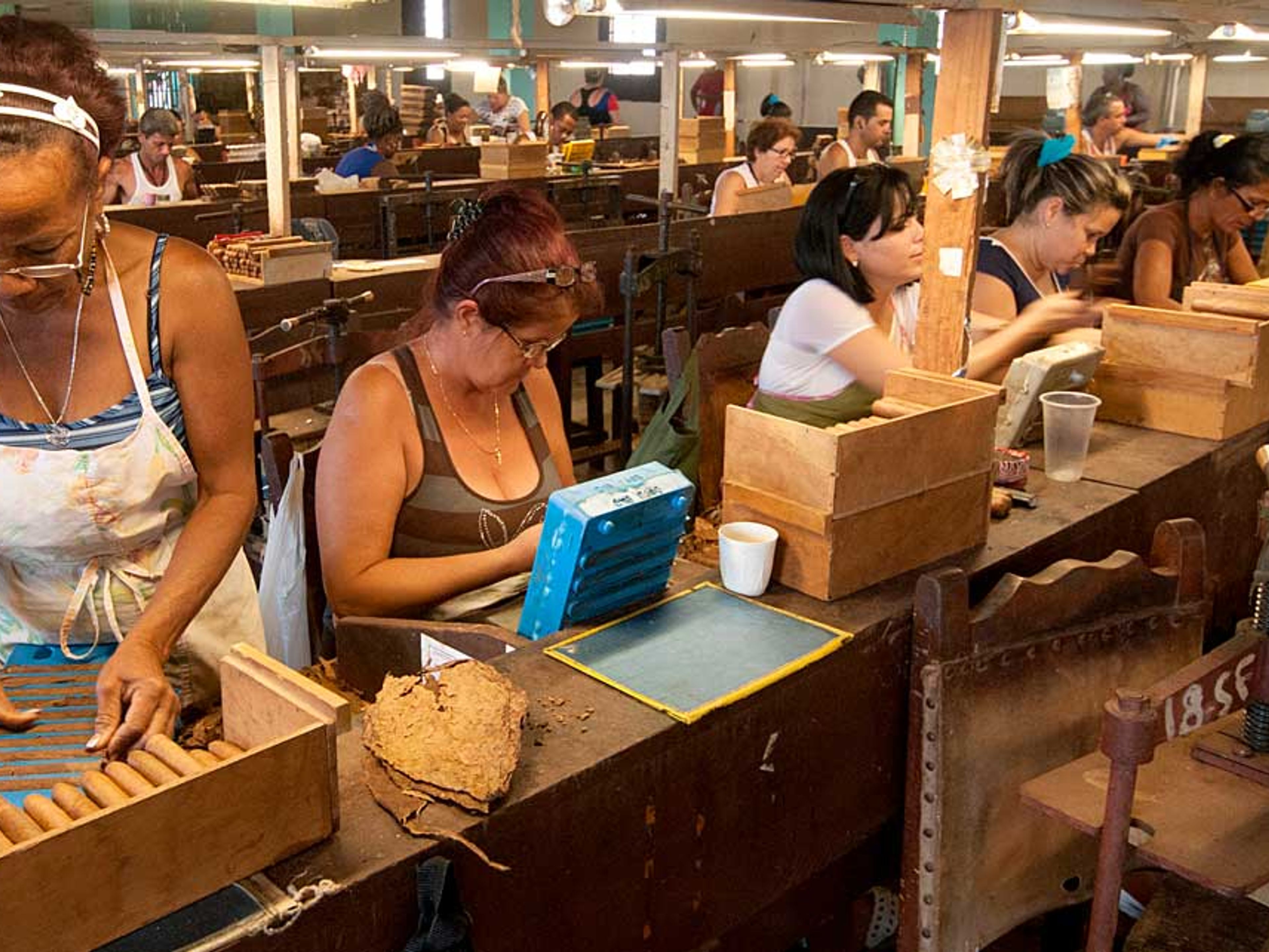 Тур "КУБИНСКИЕ СИГАРЫ И РОМ, ТРАДИЦИЯ СОВЕРШЕНСТВА И ИСТОРИЯ". Romeo y Julieta/H. Upmann Cigar Factory of Havana interior view, Vedado, La Habana, Cuba.