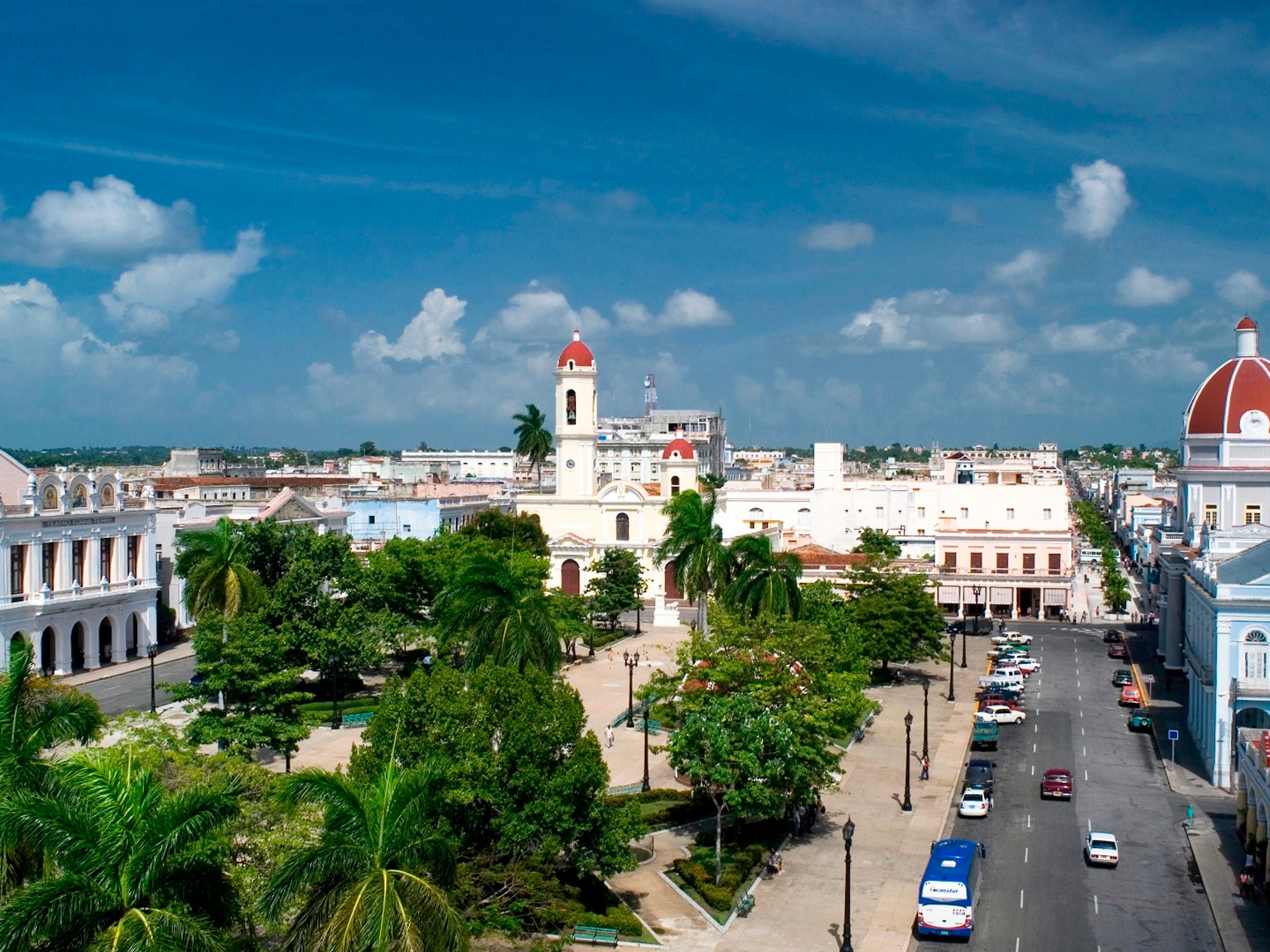Tour “GIRO A CIENFUEGOS EN AUTO D'EPOCA AMERICANE”. José Martí central park, Cienfuegos. “Ride to Cienfuegos in Old Fashion American Classic Cars” Tour
