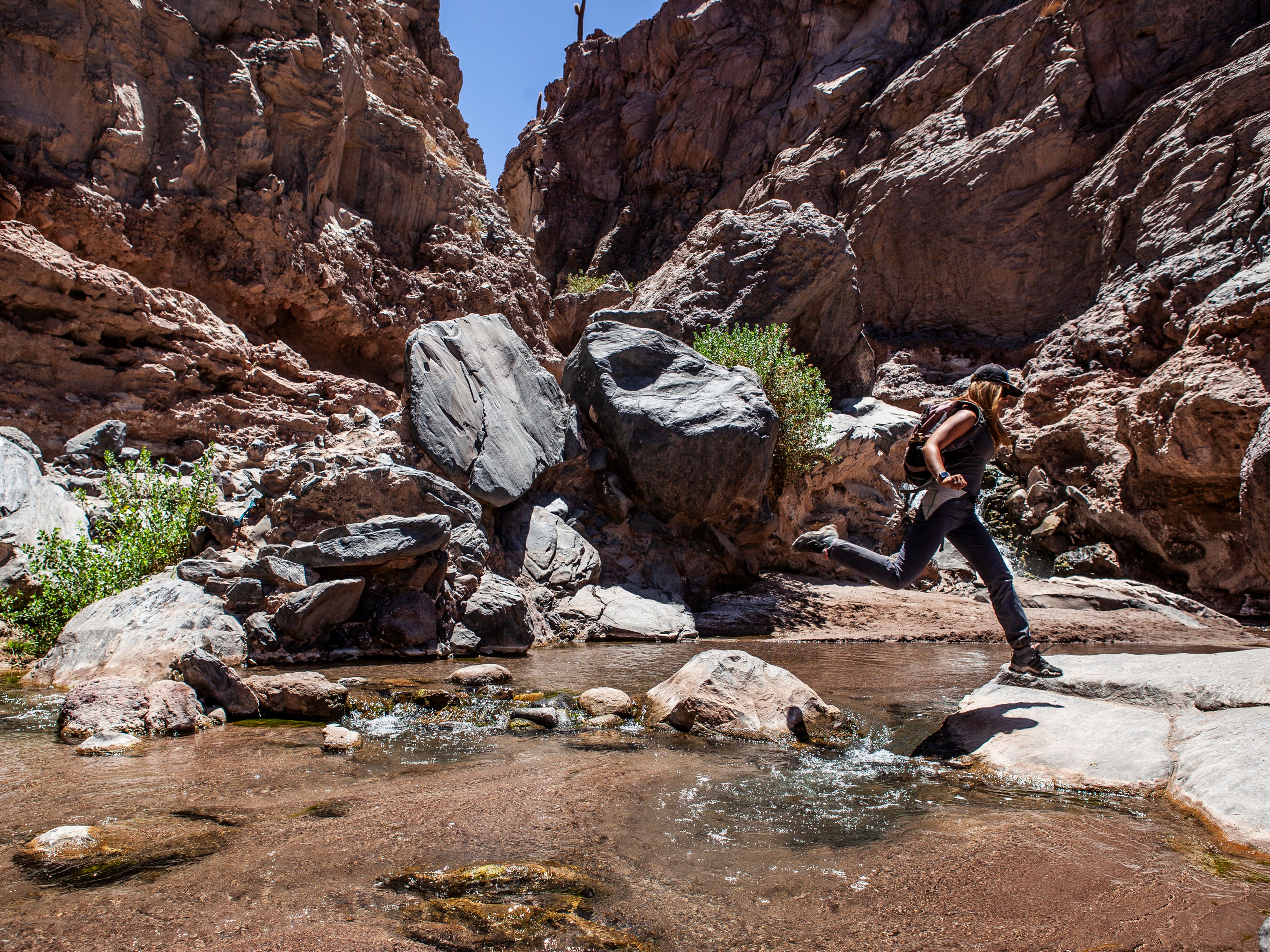 "TREKKING ZU DEN VERBORGENEN WASSERFÄLLEN + TAL DER KAKTEEN" PREMIUM Tour. "TREKKING TO THE HIDDEN WATERFALLS + CACTUS VALLEY" PREMIUM Tour, San Pedro de Atacama, Chile.