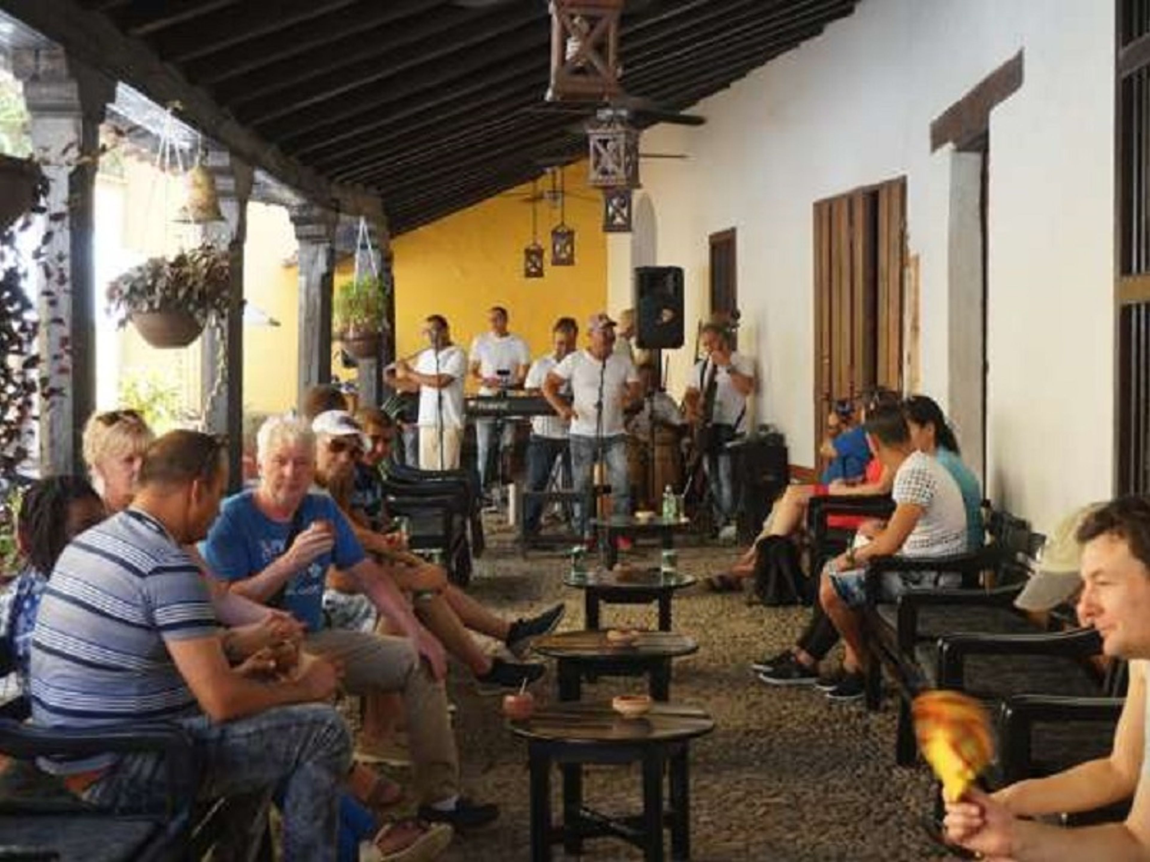 Тур "ТАНЦЕВАЛЬНЫЙ ТРИНИДАД". La Canchanchara Bar, The most famous bar in trinidad. La Canchanchara is a traditional Cuban cocktail made of Aguardiente, lime juice, and honey.