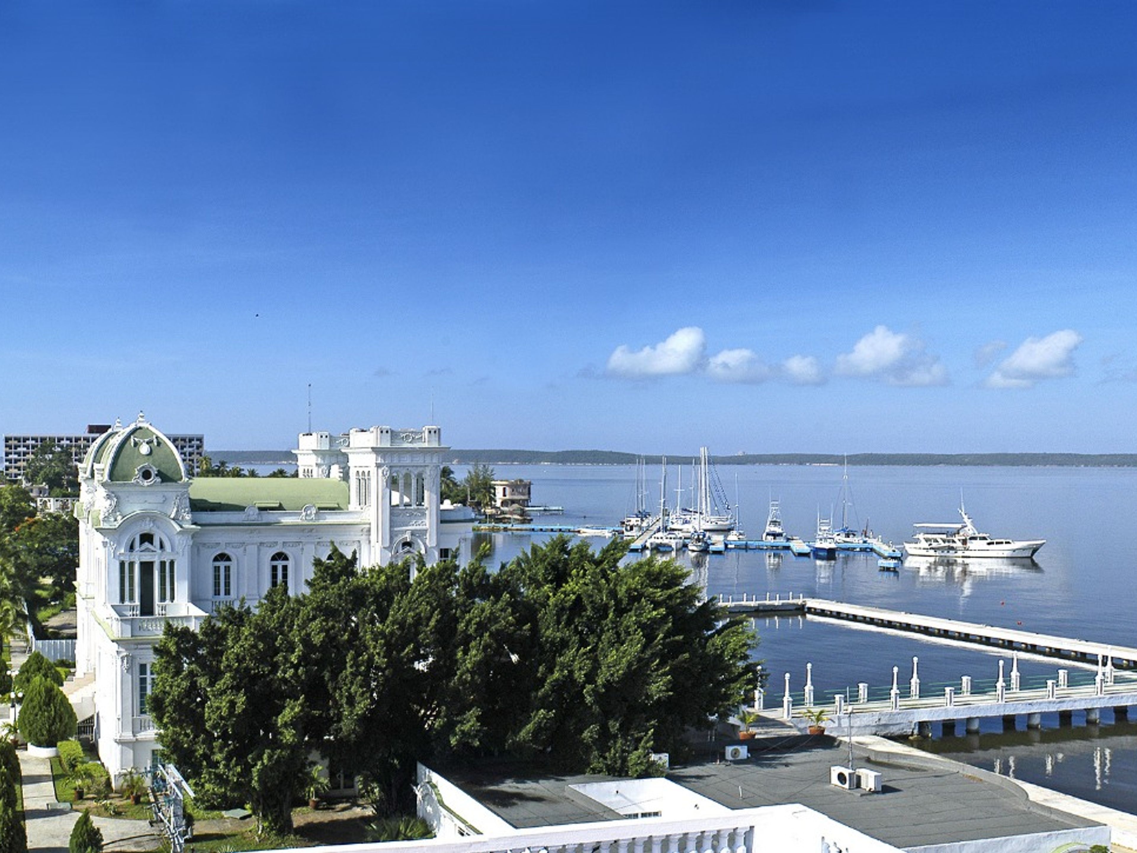 "Tour à Cienfuegos, Santa Clara et Remedios dans les Voitures Classiques Américaines" Overnight Tour (2 jours / 1 nuit). Cienfuegos yacht club panoramic view, “Ride to Cienfuegos, Santa Clara & Remedios in Old Fashion American Classic Cars” Overnight Tour (2 days / 1 night)