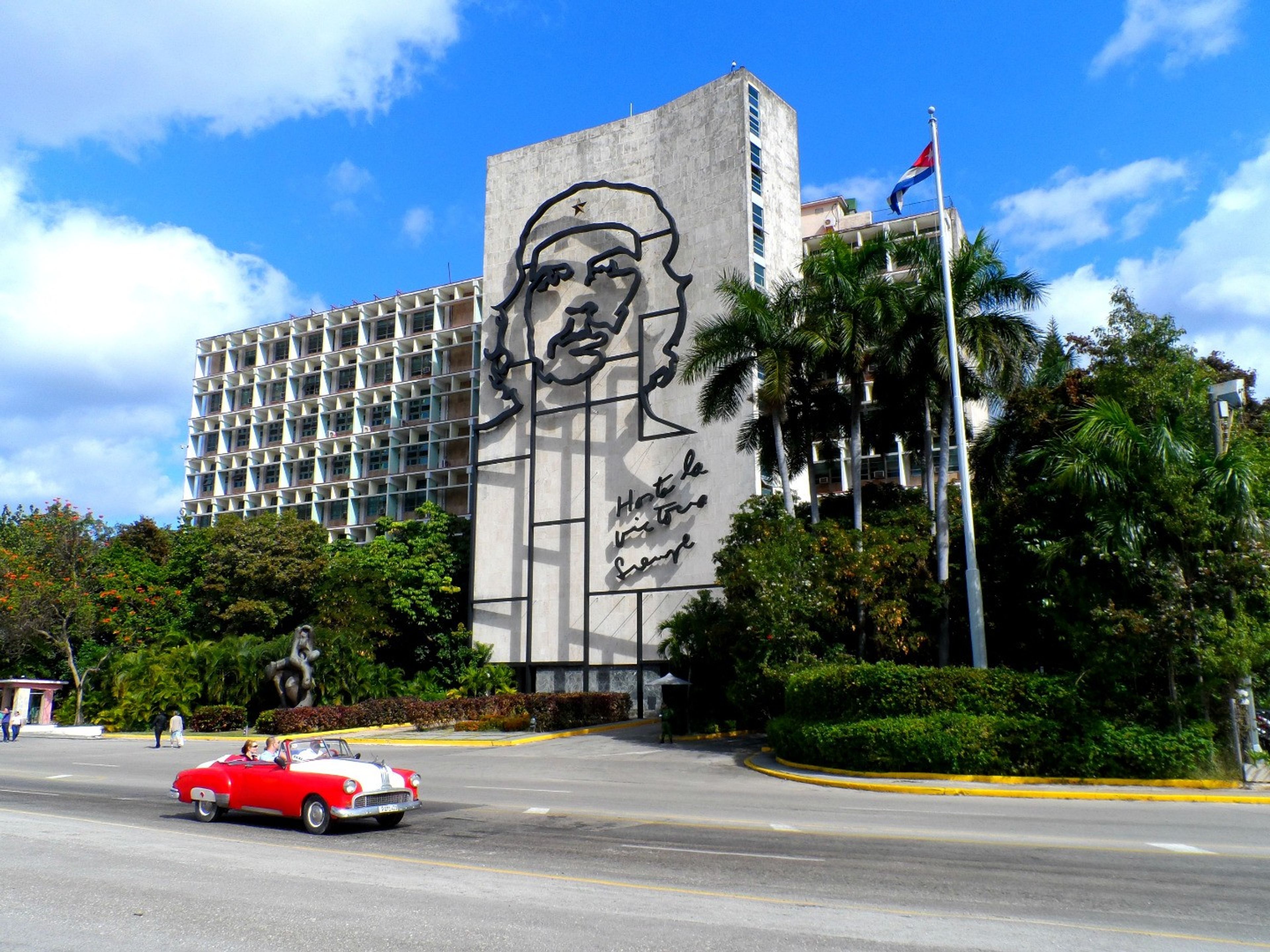 Excursión privada "HABANA MODERNA EN AUTOS CLÁSICOS AMERICANOS (TECHO DURO)". José Martí Revolution Square panoramic view, Havana city, Cuba.
