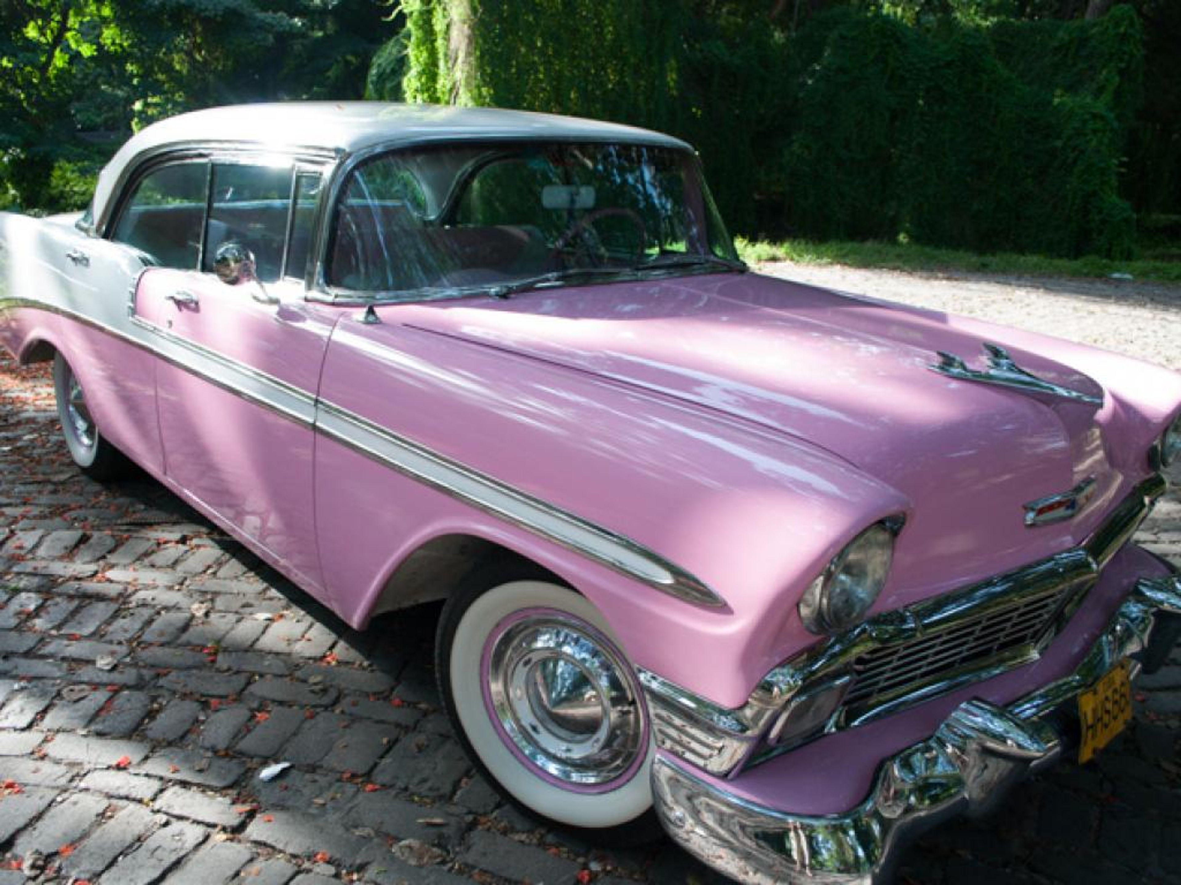 Excursión privada "HABANA MODERNA EN AUTOS CLÁSICOS AMERICANOS (TECHO DURO)". "MODERN HAVANA IN AMERICAN CLASSIC CARS (HARD TOP)" Private Tour, Havana, Cuba.