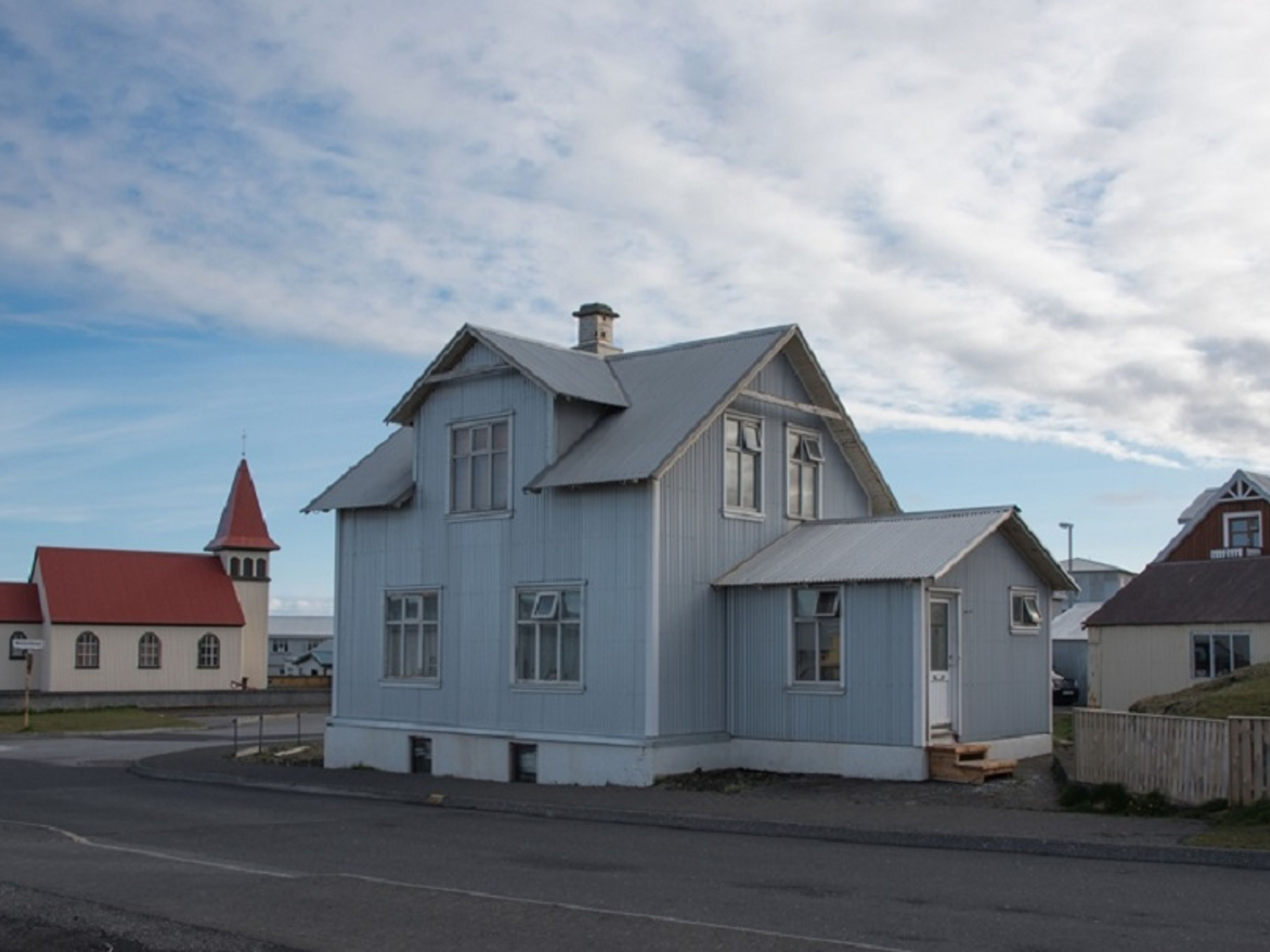 Excursión privada "PENÍNSULA DE REYKJANES + LAGUNA AZUL". The fishery village of Grindavi panoramic view, Iceland.