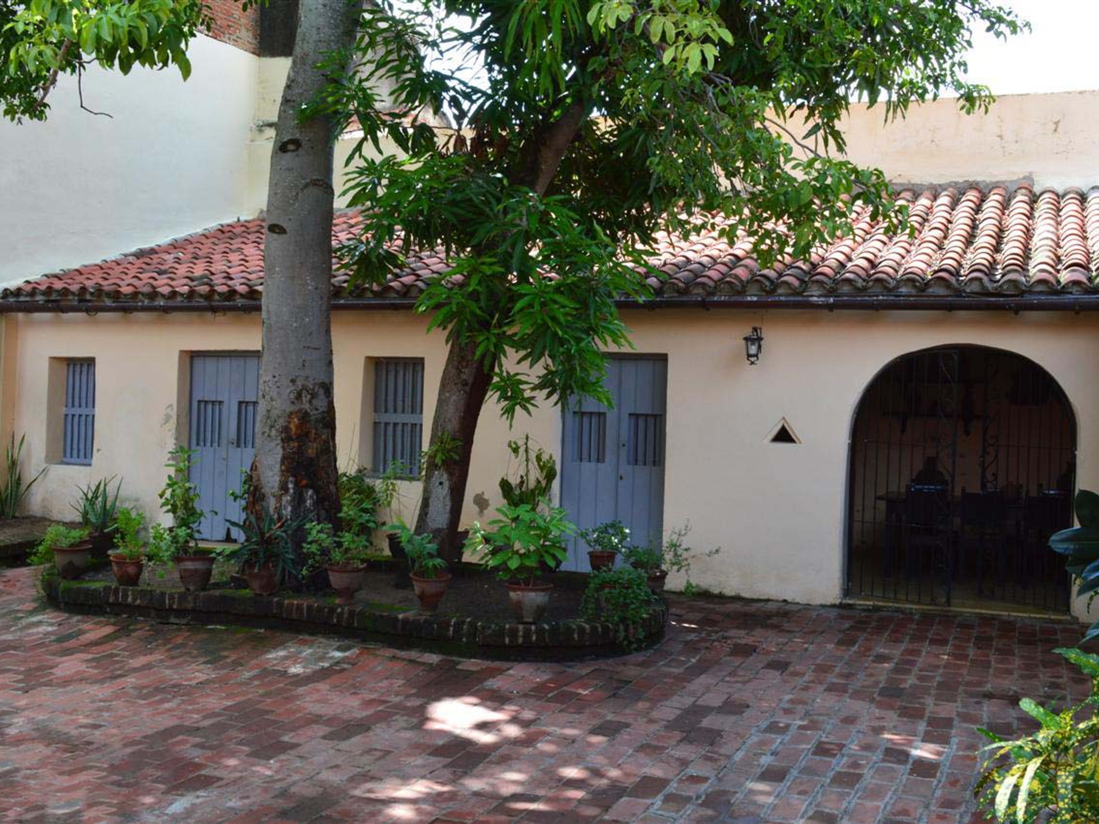 “Camagüey's Colonial” tour. Colonial inside patio view, Camagüey city