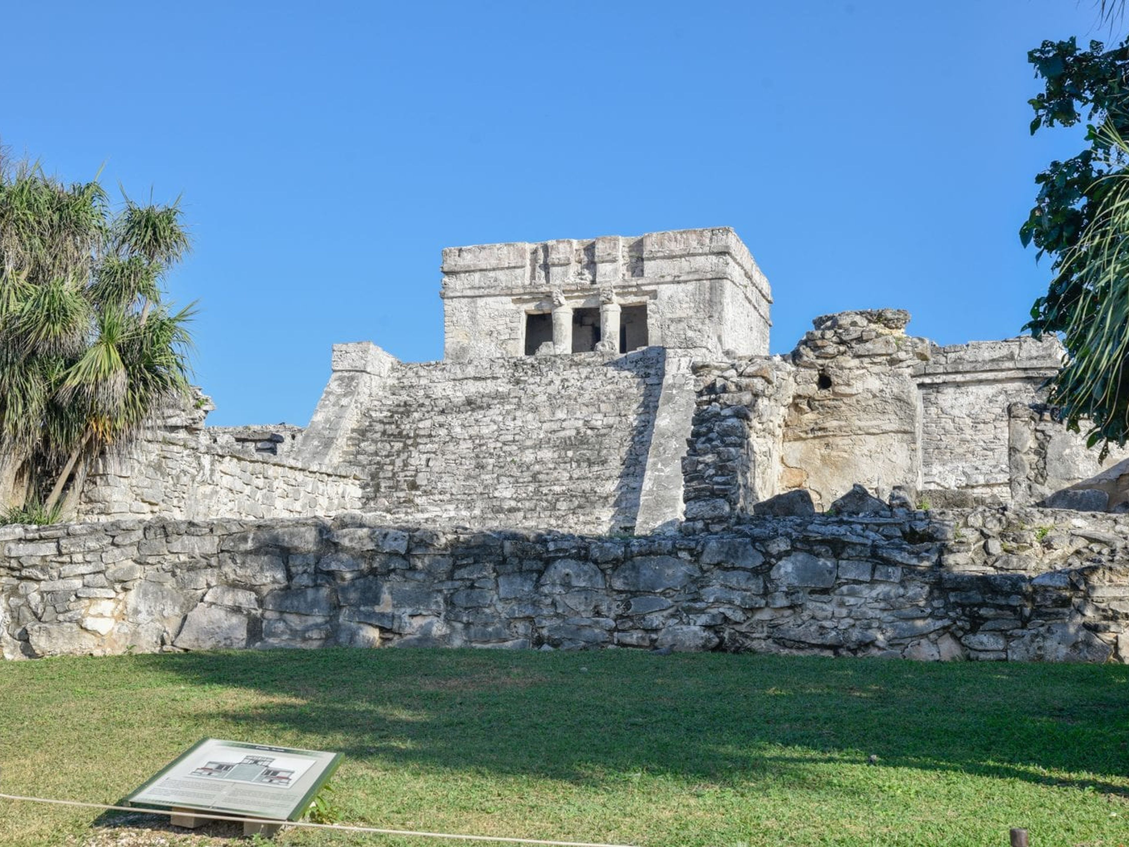 Tour "Tulum + natación subacuática con delfines". Pyramid "El Castillo" in Tulum Archaeological Zone. Tulum, Mexico.
