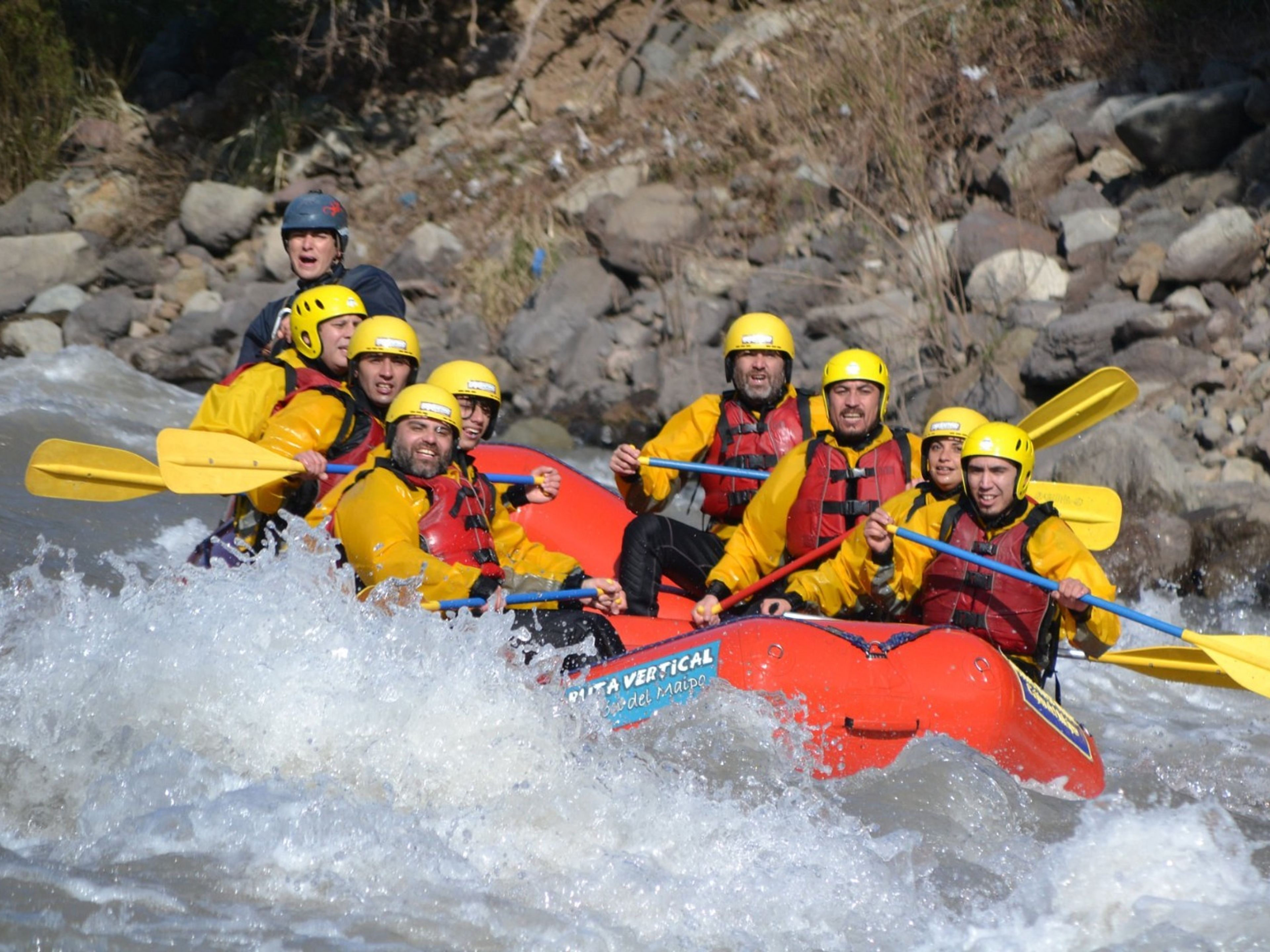 Excursão “RAFTING NO CAJÓN DEL MAIPO + SNACK”. “RAFTING IN CAJÓN DEL MAIPO + SNACK” Tour, Chile.