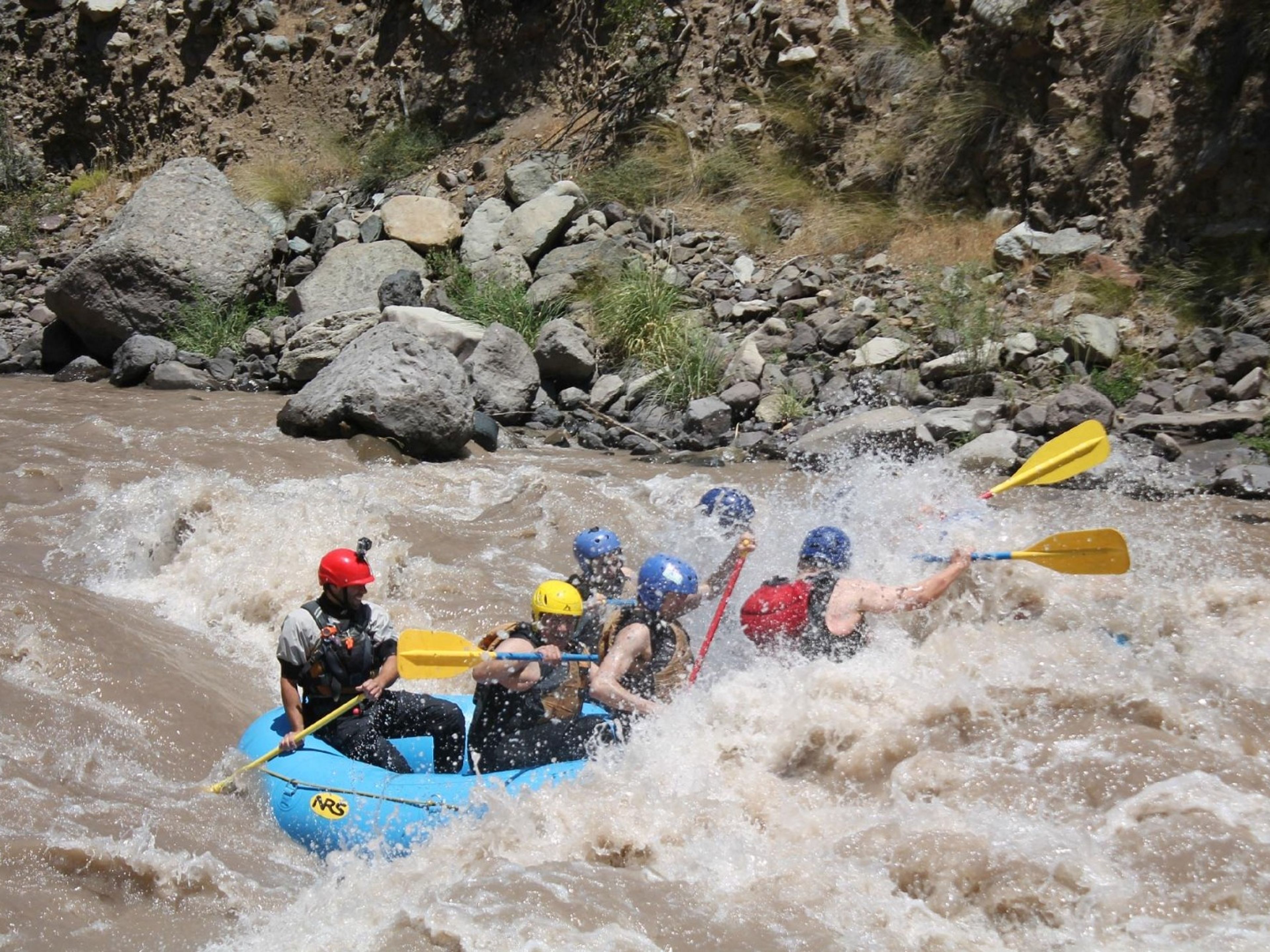 Excursão “RAFTING NO CAJÓN DEL MAIPO + SNACK”. “RAFTING IN CAJÓN DEL MAIPO + SNACK” Tour, Chile.