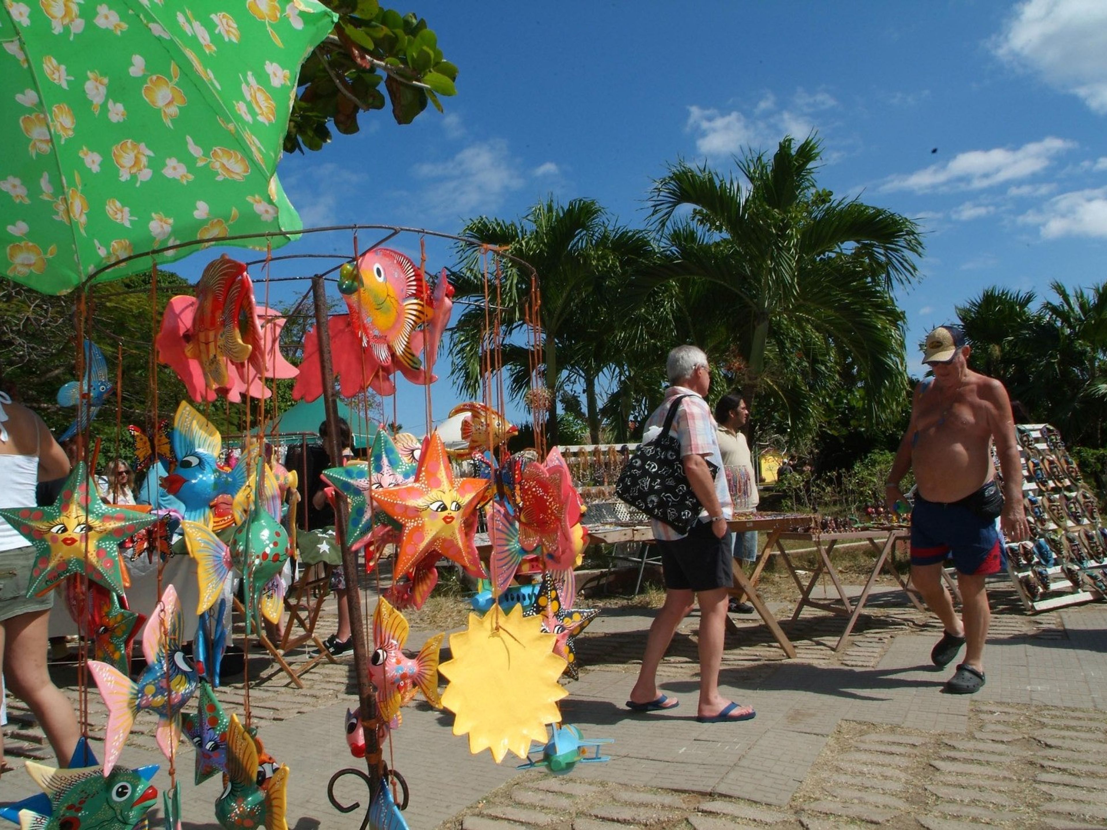 Tour "GUARDALAVACA BEACH BUS TOUR". Time for shopping in the Guardalavaca craft market with variety of souvenirs