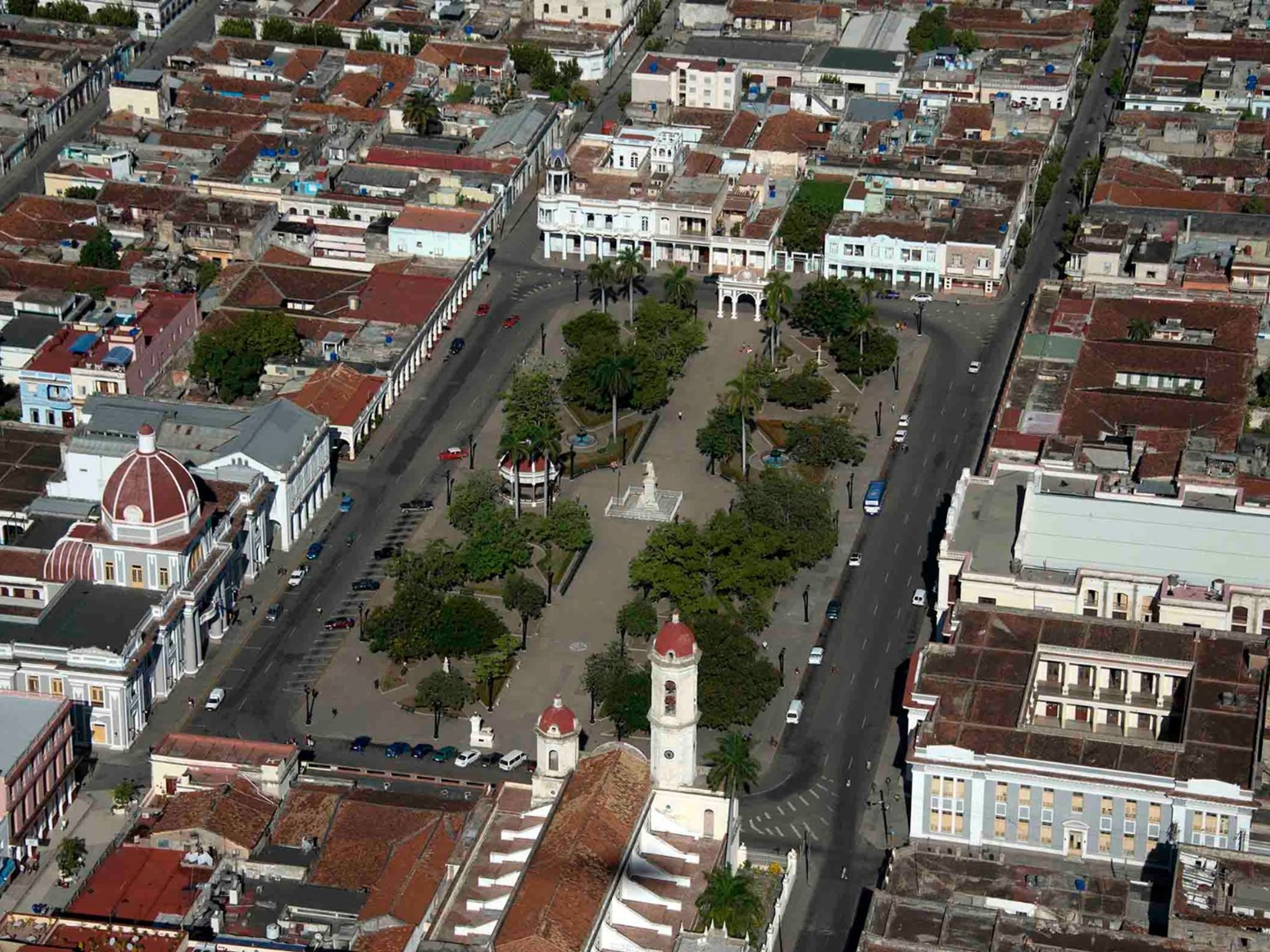 Excursão “TRANSFER PARA TRINIDAD (SÓ IDA) + 2 HORAS DE CITY TOUR EM CIENFUEGOS”. José Martí Central Park panoramic view, Cienfuegos city, Cuba.