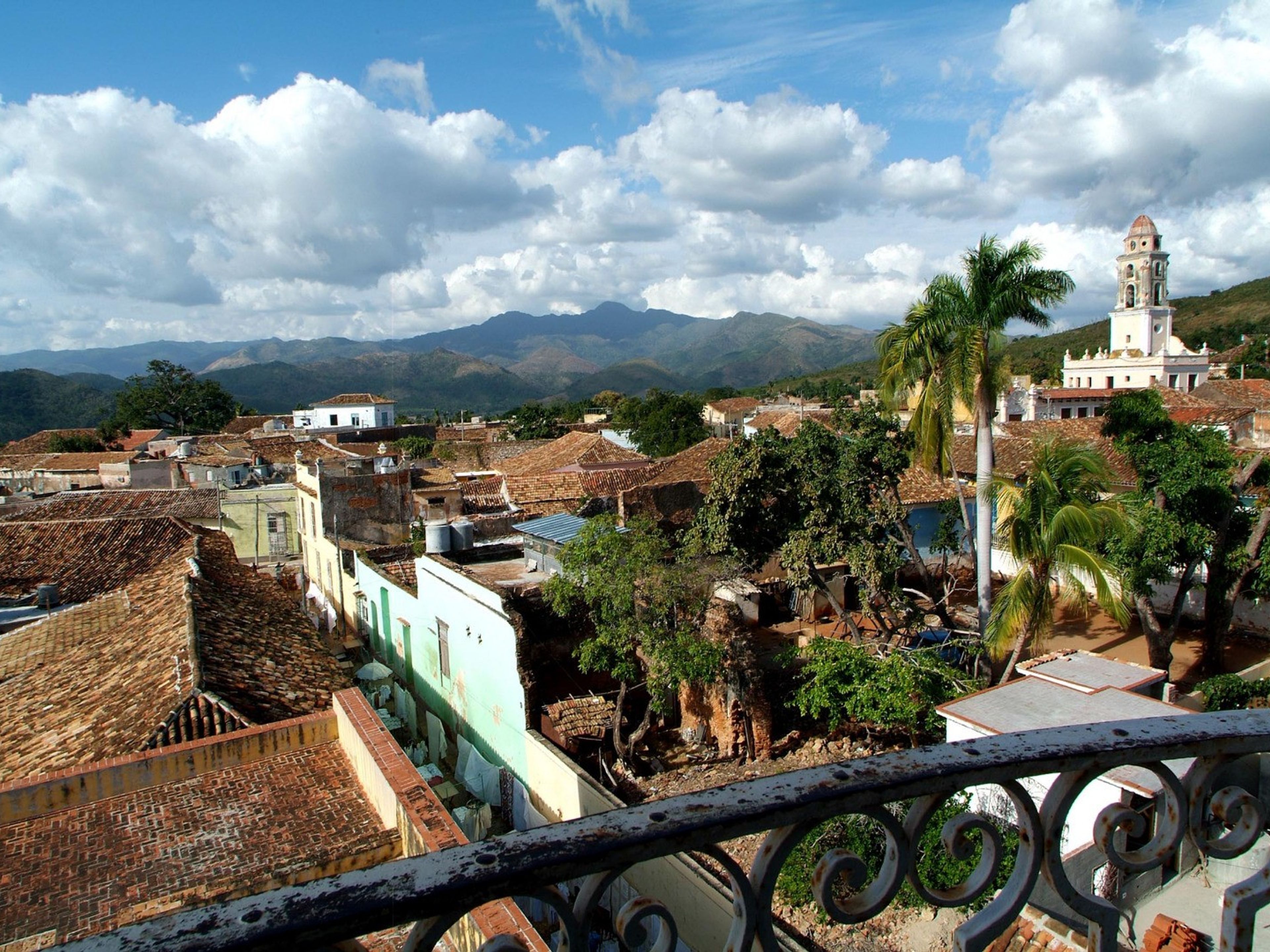 Excursión privada “TRINIDAD EN AUTOS CLÁSICOS AMERICANOS (TECHO DURO)". Trinidad old city panoramic view, Sancti Spíritus, Cuba.