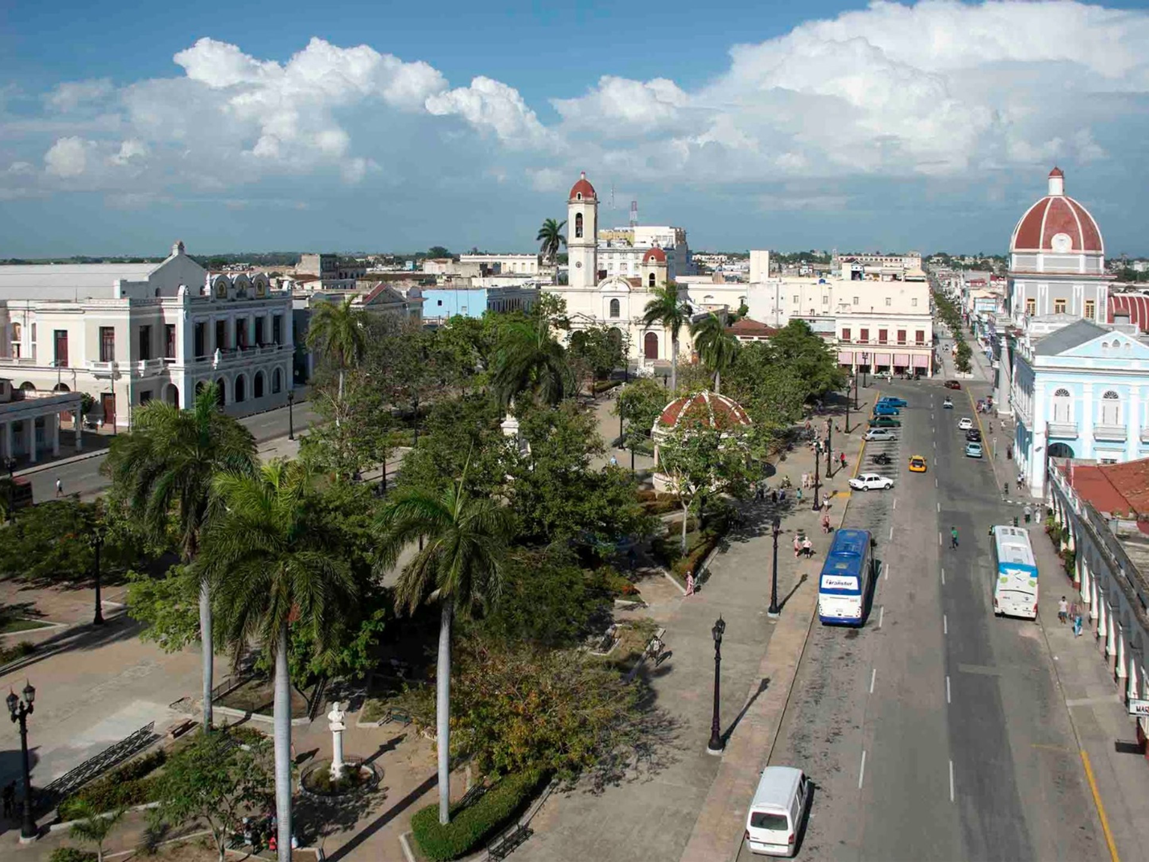 Tour “TRASFERIMENTO A CIENFUEGOS (SOLO ANDATA) + 2 ORE DI CITY TOUR A CIENFUEGOS“. José Martí Central Park panoramic view, Cienfuegos city, Cienfuegos, Cuba.