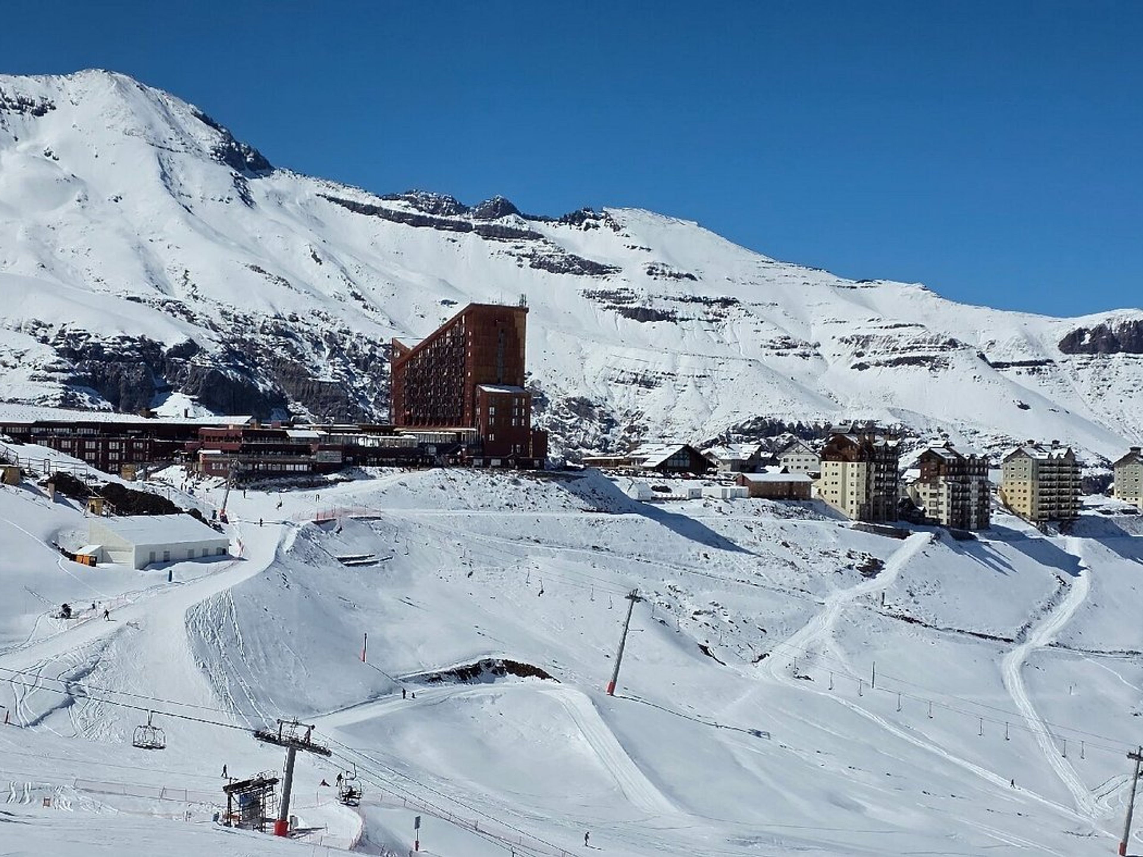 Tour "VISITA PANORAMICA ATTRAVERSO LA CATENA MONTUOSA CILENA". “PANORAMIC VISIT THROUGH THE CHILEAN MOUNTAIN RANGE” Tour, Valle Nevado, El Colorado, and Parque Farellones, Chile.