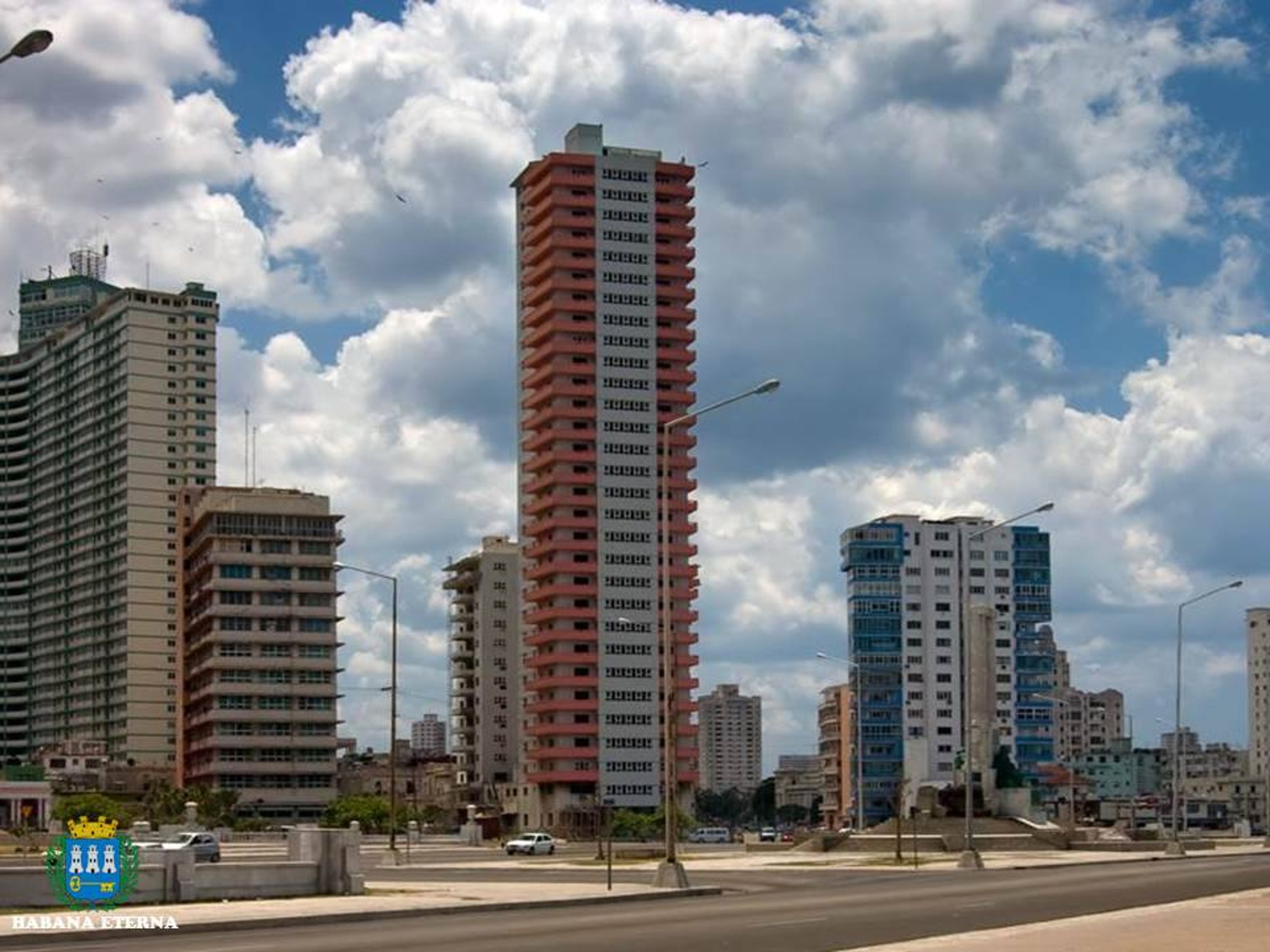 "HAVANNA, GESCHICHTE UND SPASS + BESUCH DES BUENA VISTA SOCIAL CLUB SHOW + ABENDESSEN" Tour (OPTION 3). Someillan Building, Vedado, Havana, Cuba.