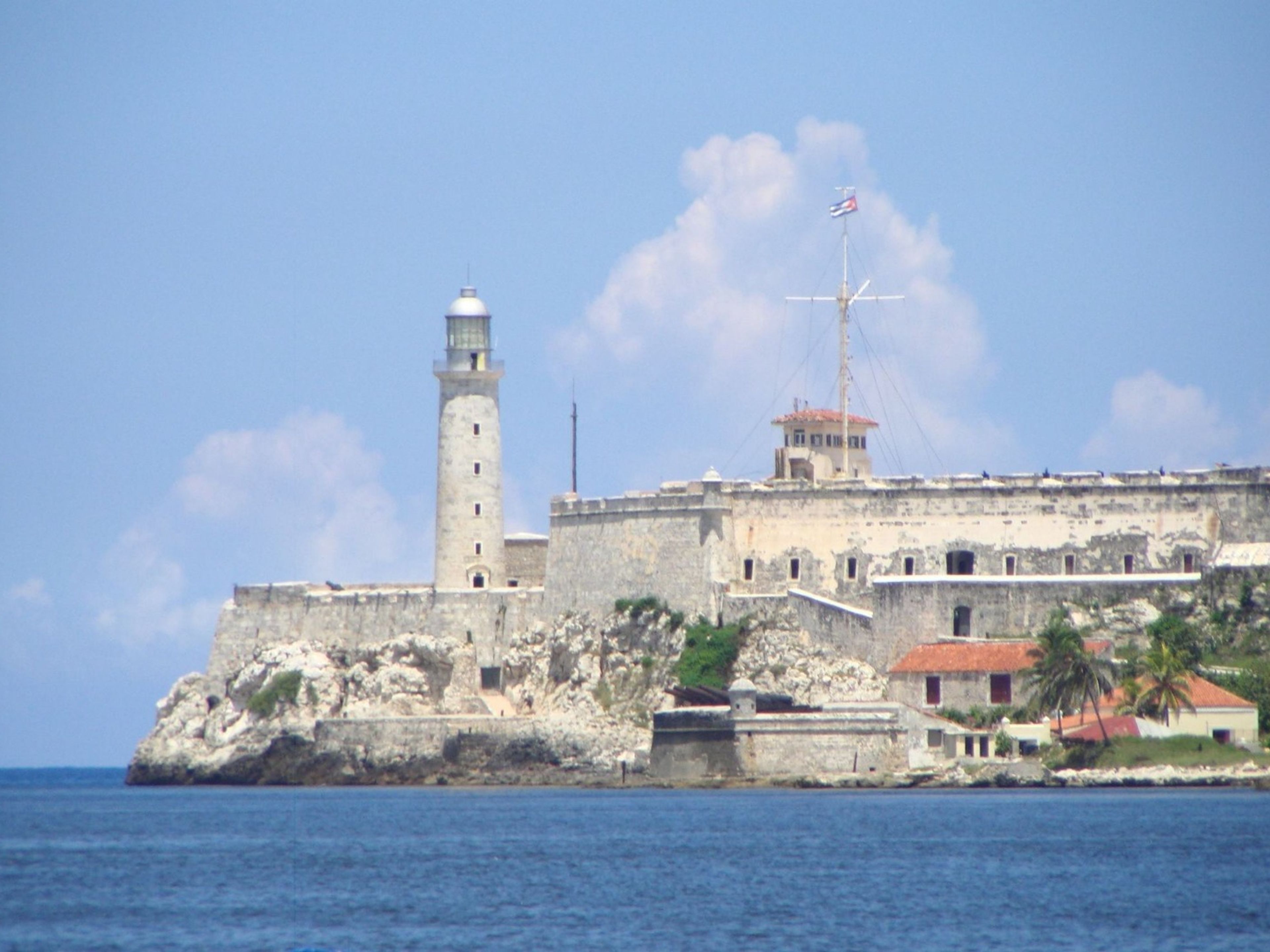 "HAVANNA, GESCHICHTE UND SPASS + BESUCH DES BUENA VISTA SOCIAL CLUB SHOW + ABENDESSEN" Tour (OPTION 3). Los Tres Reyes del Morro fortress panoramic view, Old Havana, Havana, Cuba.