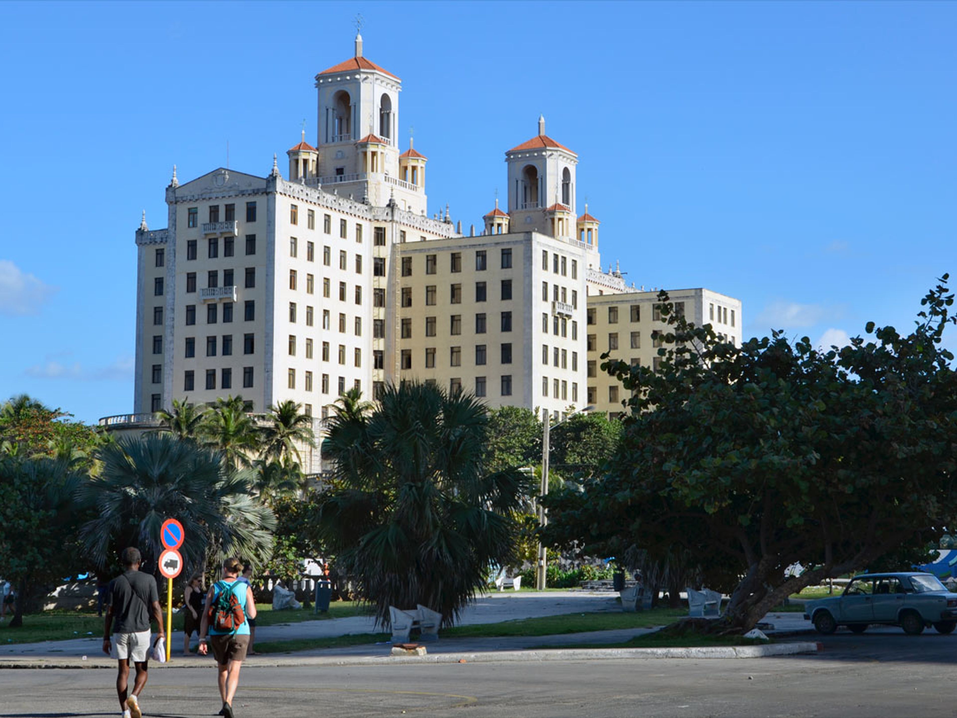 Excursión privada "HABANA MODERNA EN AUTOS CLÁSICOS AMERICANOS DESCAPOTABLES (TECHO ABIERTO)". Nacional de Cuba hotel panoramic view, Havana city