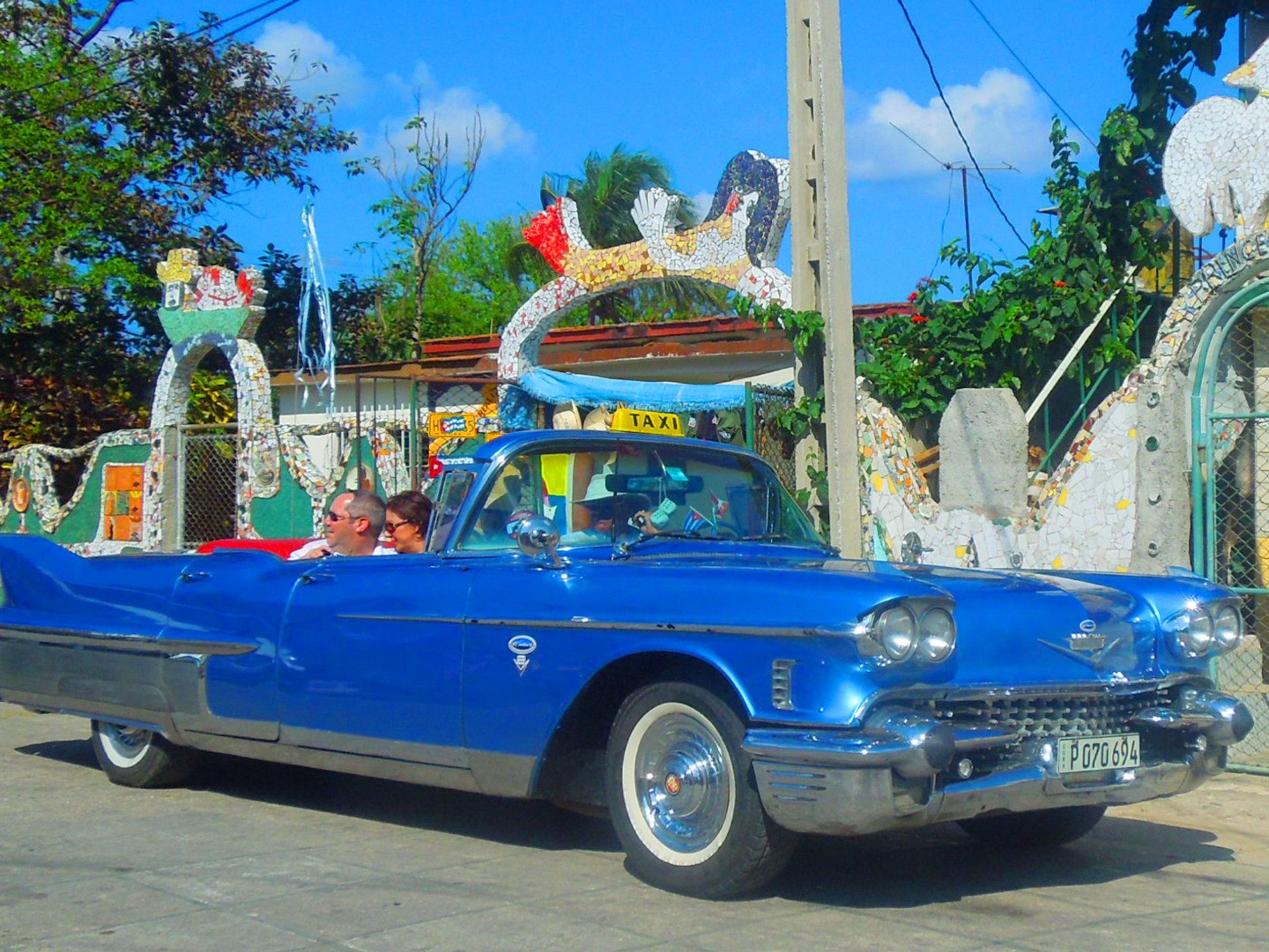 Excursión privada "HABANA MODERNA EN AUTOS CLÁSICOS AMERICANOS DESCAPOTABLES (TECHO ABIERTO)". "Modern Havana" Private Tour in American Convertible Classic Cars