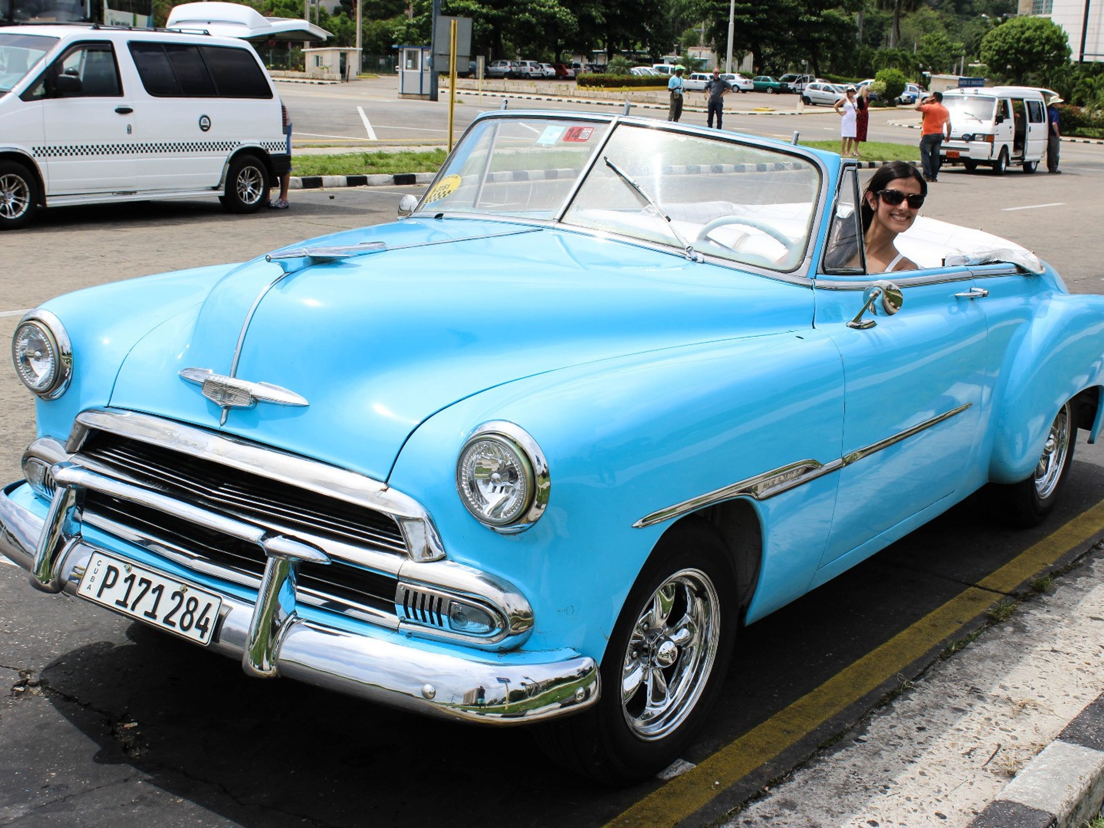Excursión privada "HABANA MODERNA EN AUTOS CLÁSICOS AMERICANOS DESCAPOTABLES (TECHO ABIERTO)"