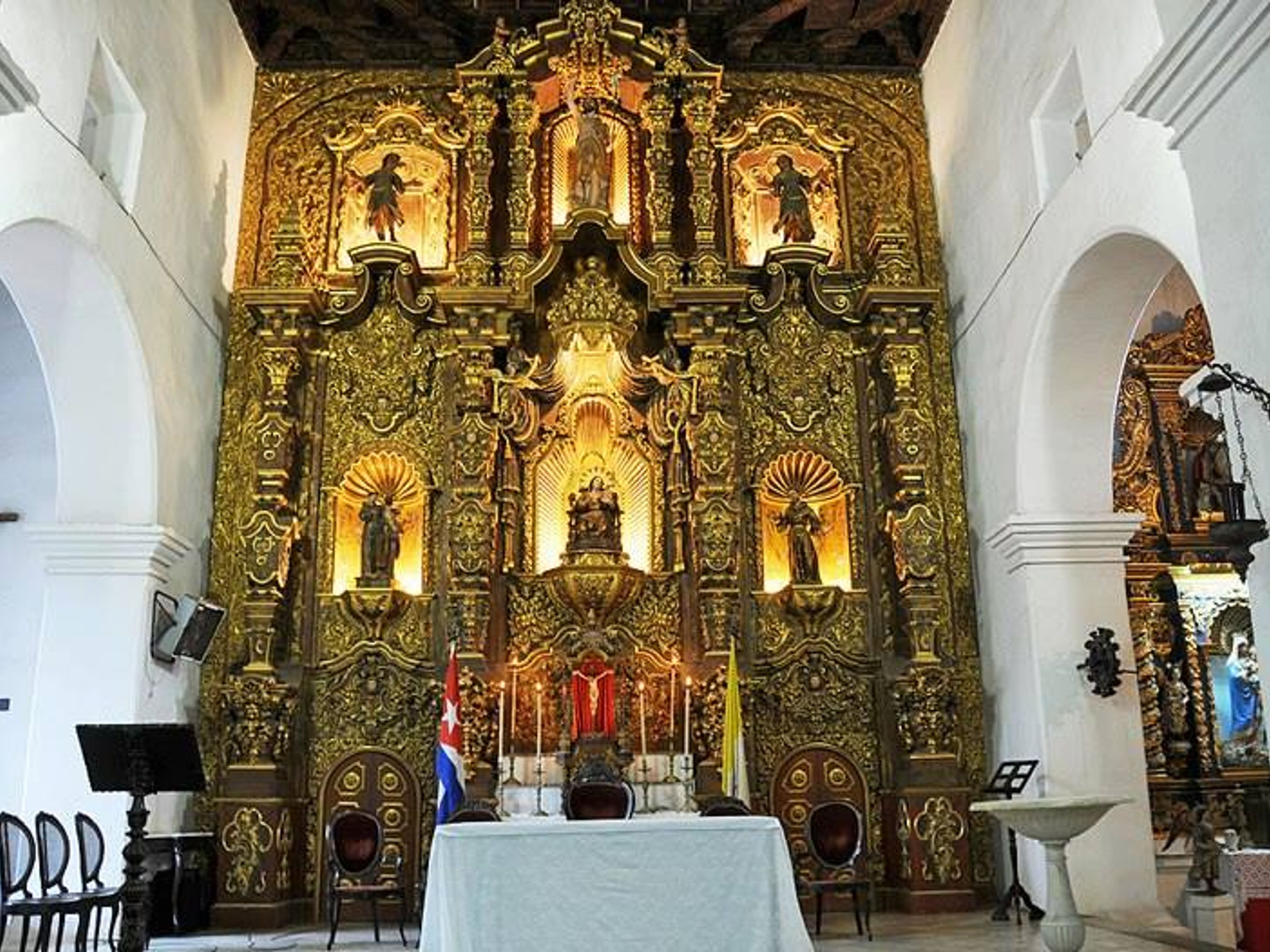 Excursión “MISA DOMINICAL EN REMEDIOS”. San Juan de los Remedios cathedral interior view. "Sunday Mass in Remedios" Tour