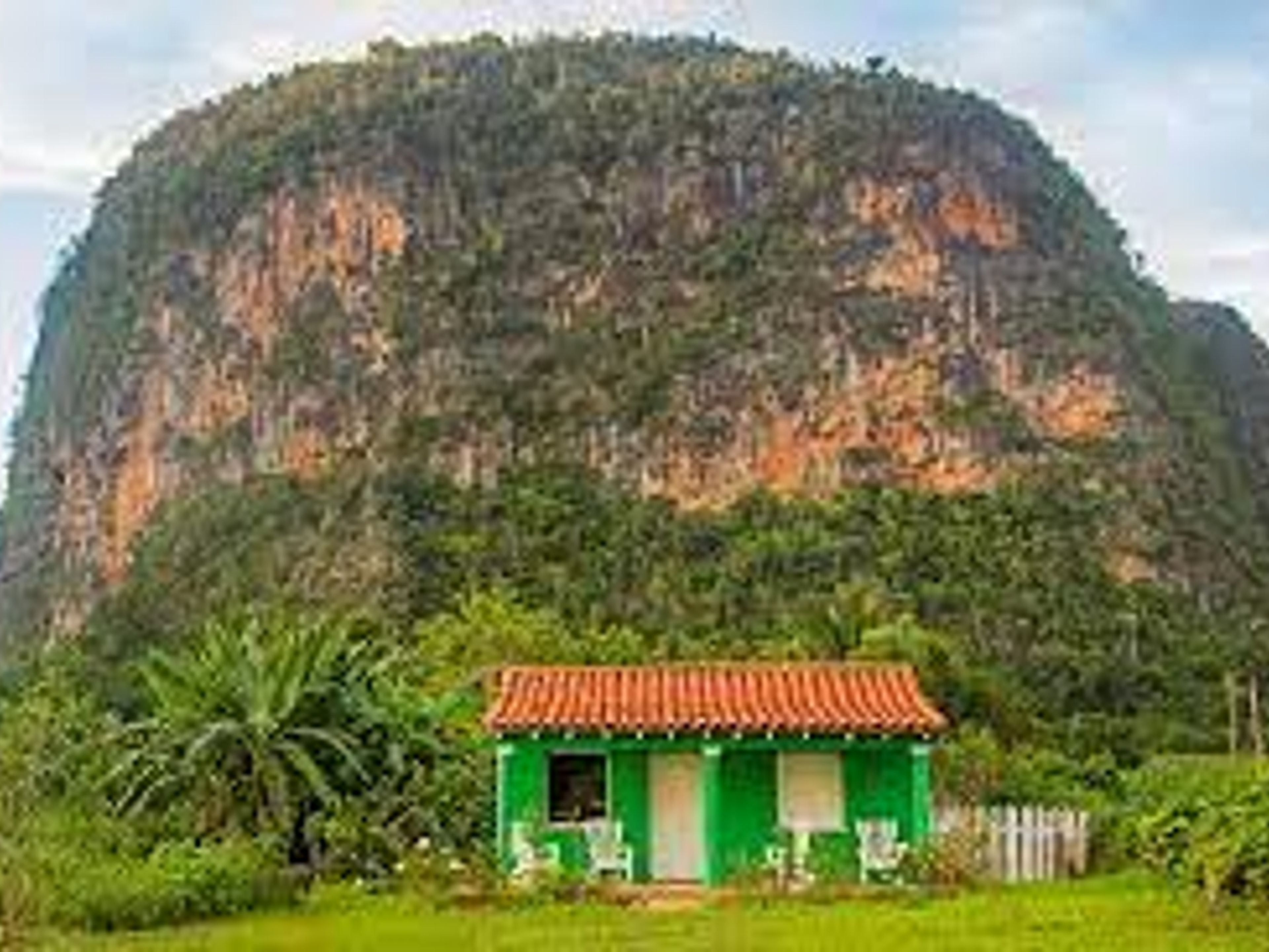 Tour "VISITA ALLA VALLE DI VIÑALES". Viñales valley panoramic view, Viñales, Pinar del Río, Cuba.