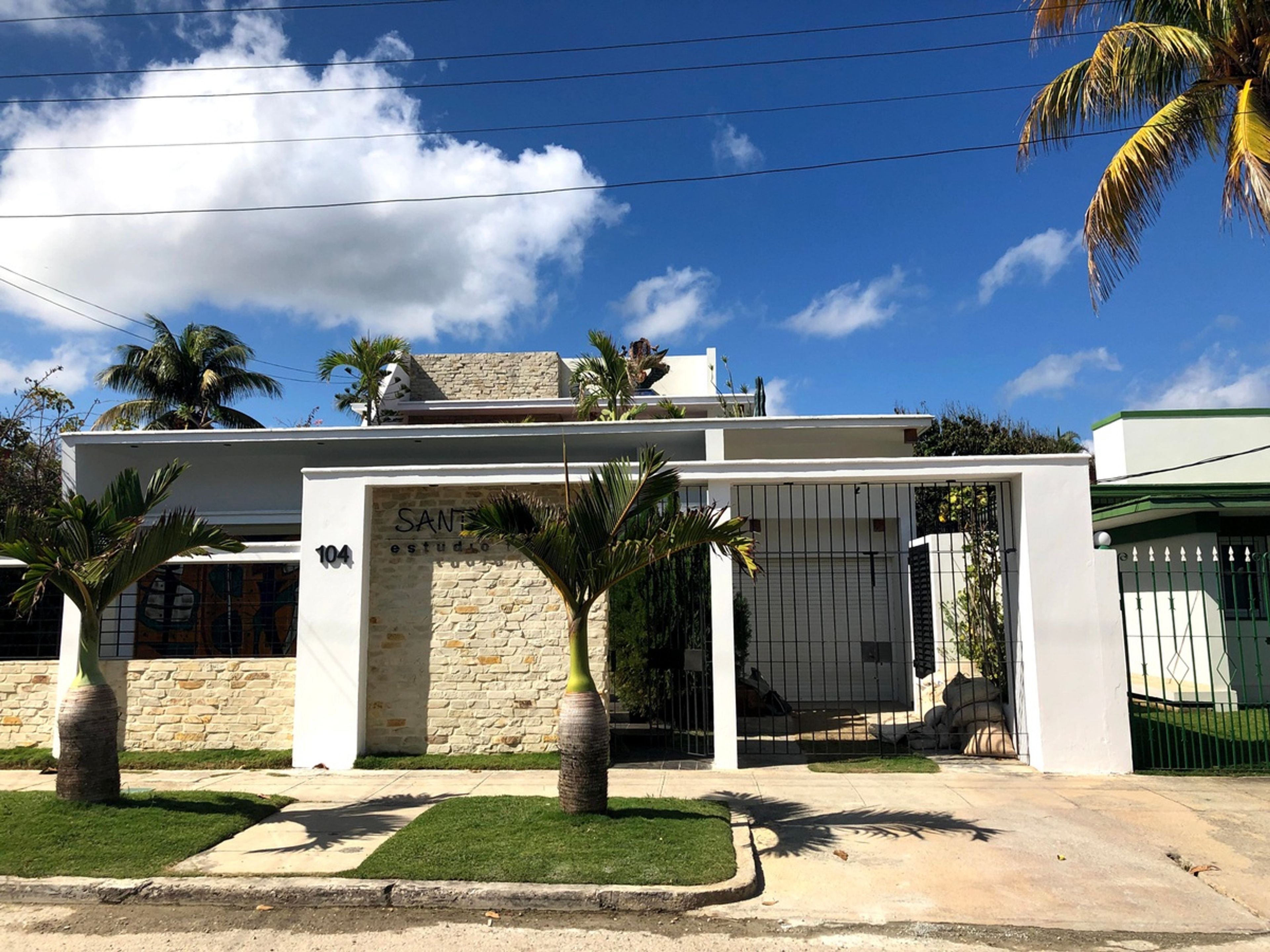 Tour “CERAMICARTE L'AVANA”. Santacana Art Galery. The Studio and Workshop of Beatriz Sala Santacana exhibits the artist's ceramic sculptures, paintings and drawings in Havana, Cuba.
