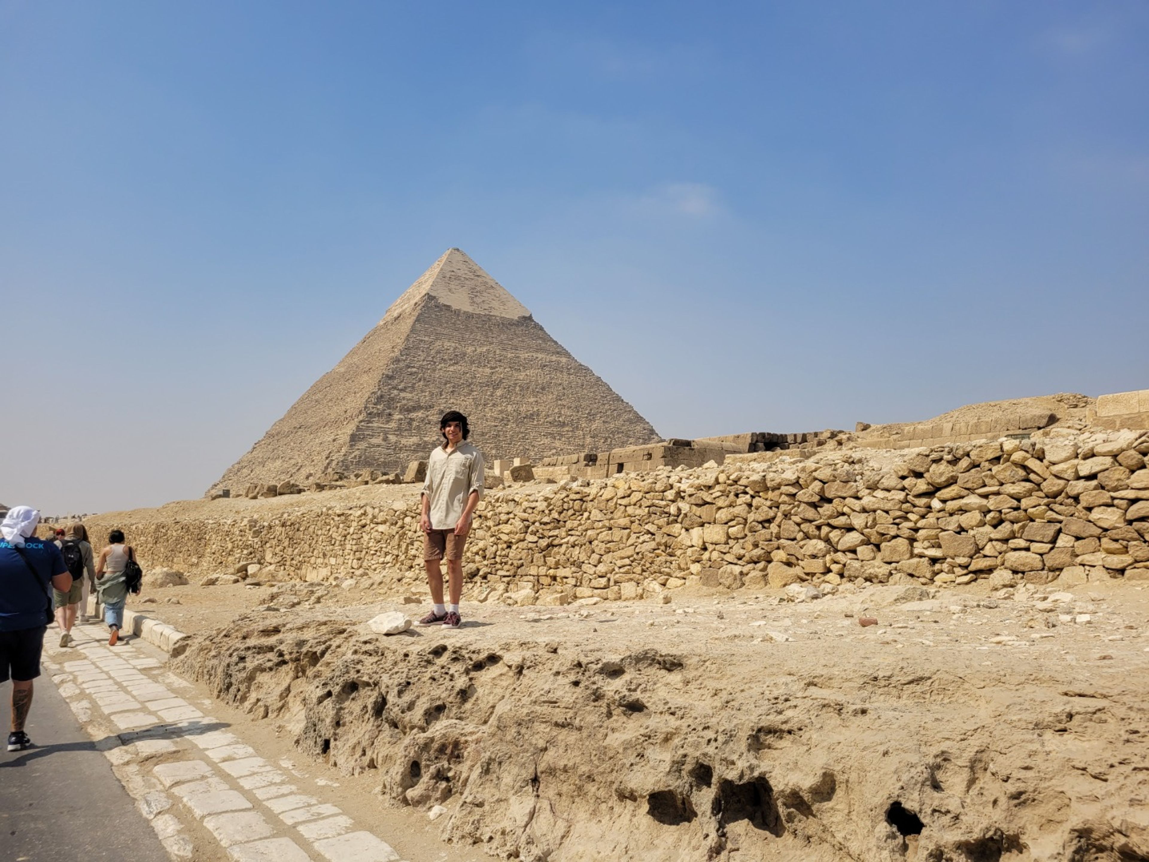 "GANZTÄGIGE TOUREN IN KAIRO (PYRAMIDEN VON GIZEH – DIE GROSSE SPHINX – DER STUFENPYRAMIDENKOMPLEX VON DJOSER IN SAKKARA)" Private Tour. The majestic Pyramids of Giza panoramic view, Giza, Egypt.