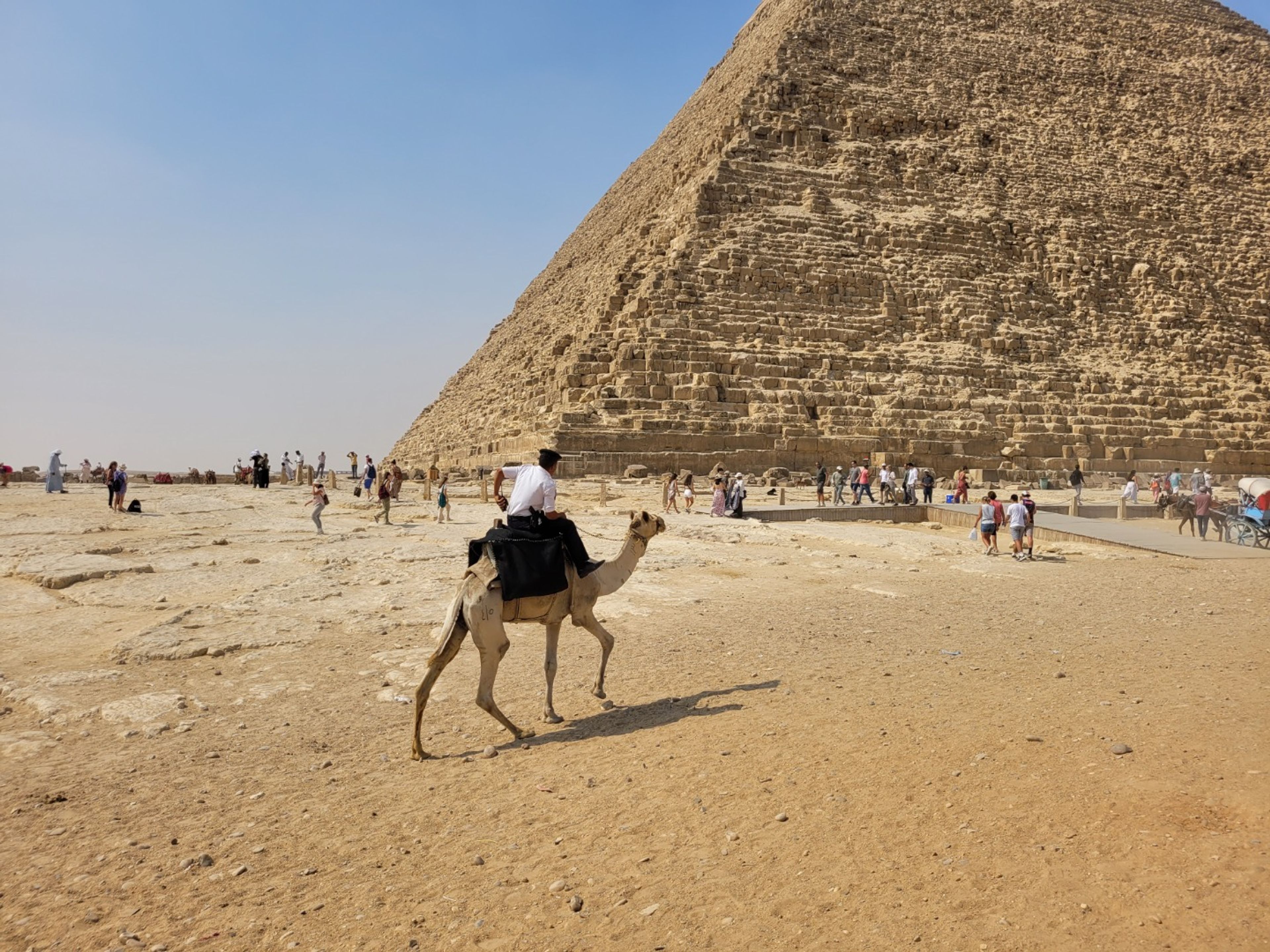 "GANZTÄGIGE TOUREN IN KAIRO (PYRAMIDEN VON GIZEH – DIE GROSSE SPHINX – DER STUFENPYRAMIDENKOMPLEX VON DJOSER IN SAKKARA)" Private Tour. The majestic Pyramids of Giza panoramic view, Giza, Egypt.