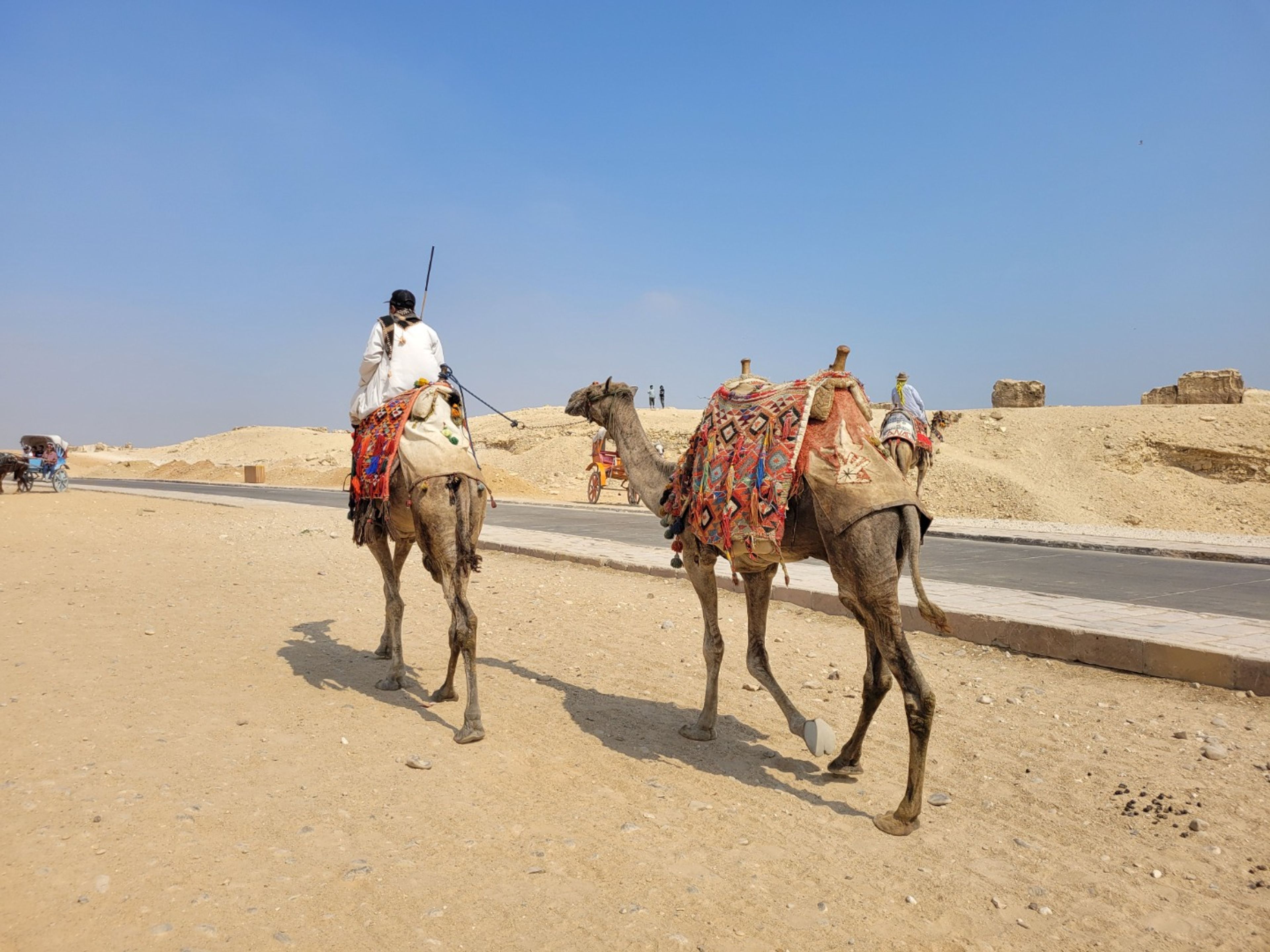 Tour privé "VISITES D'UNE JOURNÉE COMPLÈTE AU CAIRE (PYRAMIDES DE GIZEH - LE GRAND SPHINX - LE COMPLEXE DE LA PYRAMIDE À DEGRÉS DE DJOSER À SAQQARA)". The majestic Pyramids of Giza panoramic view, Giza, Egypt.