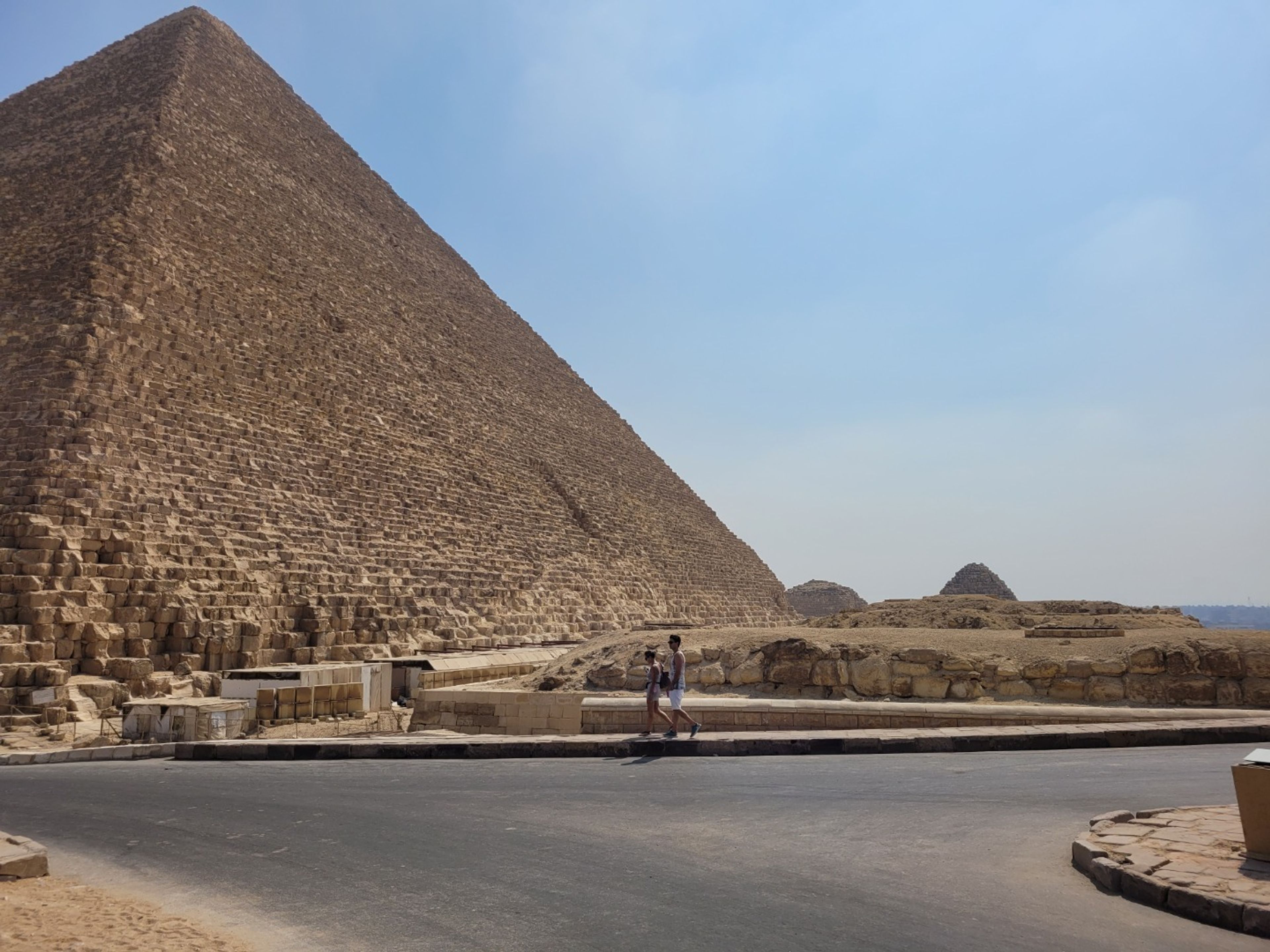 "GANZTÄGIGE TOUREN IN KAIRO (PYRAMIDEN VON GIZEH – DIE GROSSE SPHINX – DER STUFENPYRAMIDENKOMPLEX VON DJOSER IN SAKKARA)" Private Tour. The majestic Pyramids of Giza panoramic view, Giza, Egypt.
