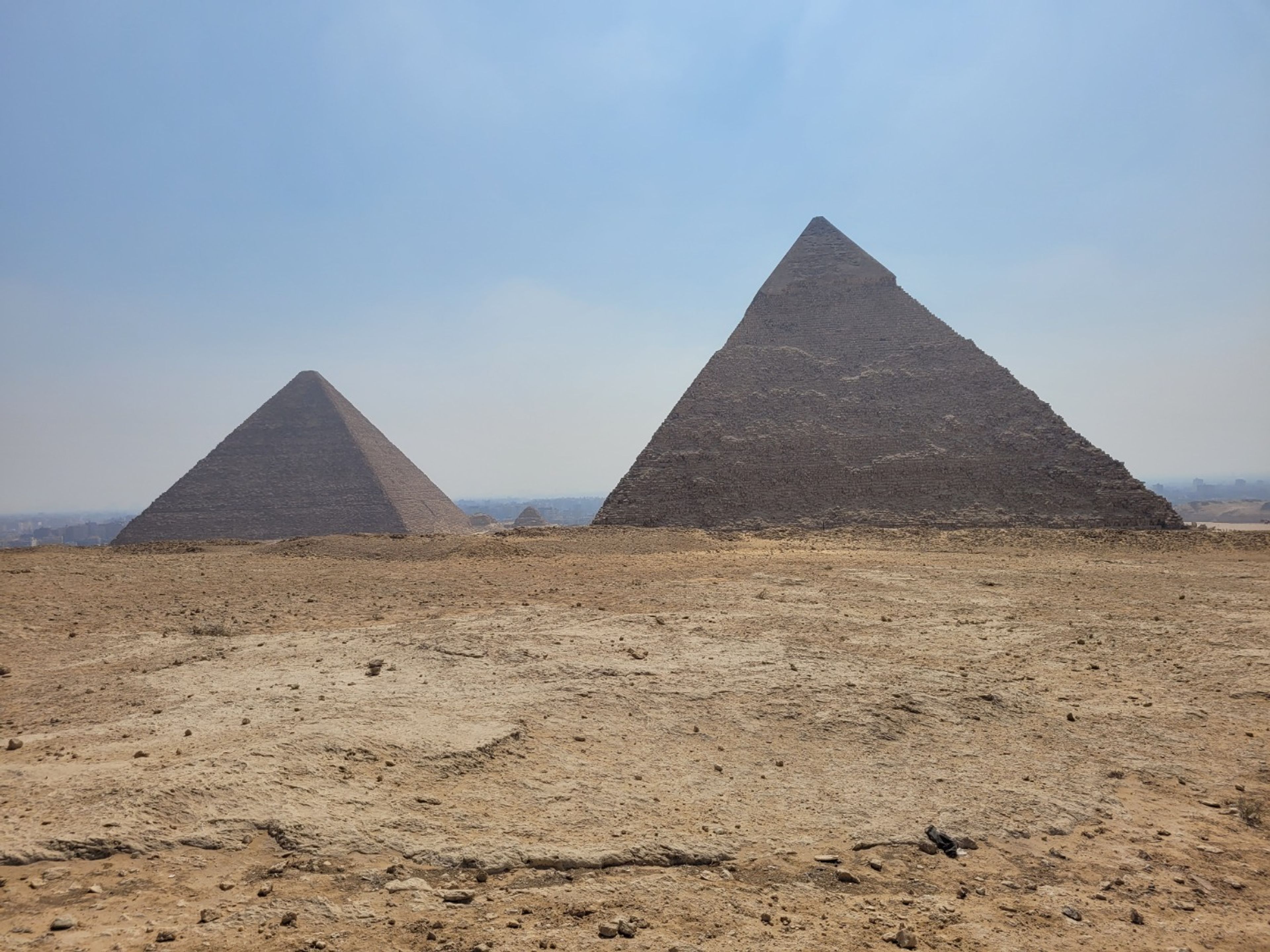 "GANZTÄGIGE TOUREN IN KAIRO (PYRAMIDEN VON GIZEH – DIE GROSSE SPHINX – DER STUFENPYRAMIDENKOMPLEX VON DJOSER IN SAKKARA)" Private Tour